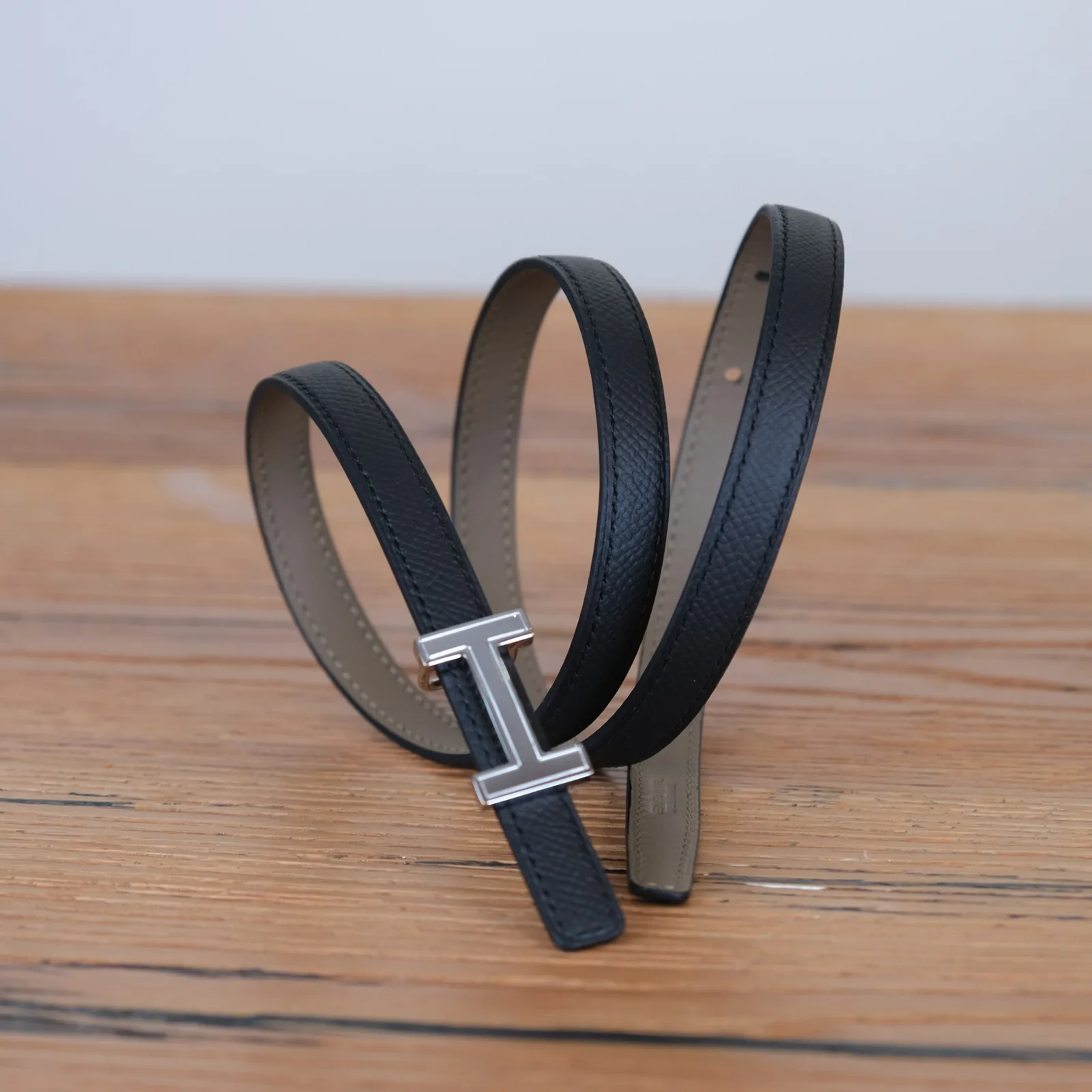 Ảnh Lifestyle Dây lưng nữ da bò Epsom bản 18mm đen phối etoupe - Koi Leather