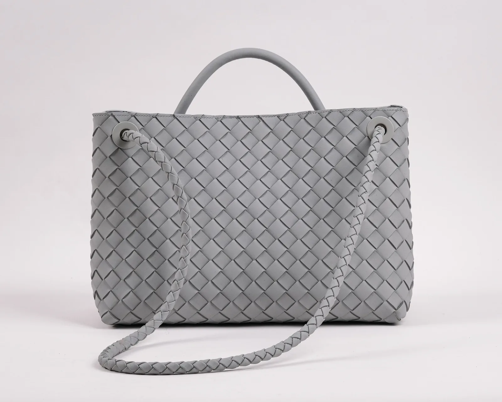 Ảnh Studio Túi xách da đan thủ công màu xám phối khoá thắt nút - Koi Leather