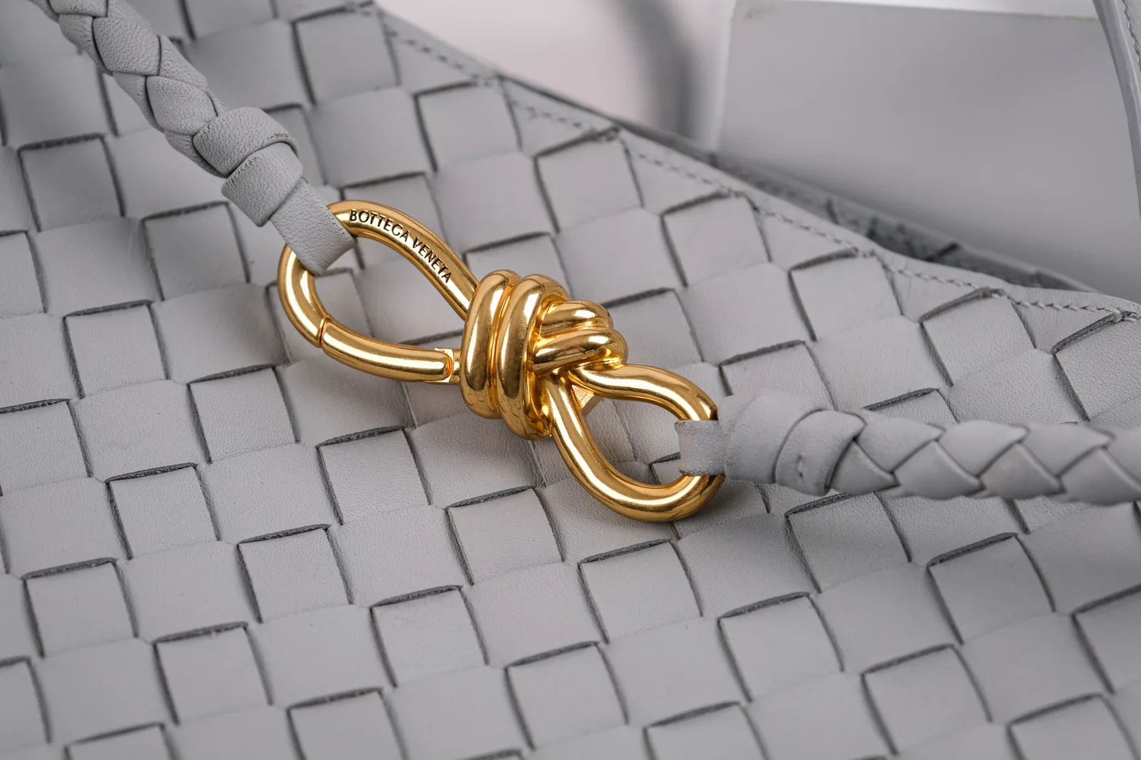 Ảnh Studio Túi xách da đan thủ công màu xám phối khoá thắt nút - Koi Leather