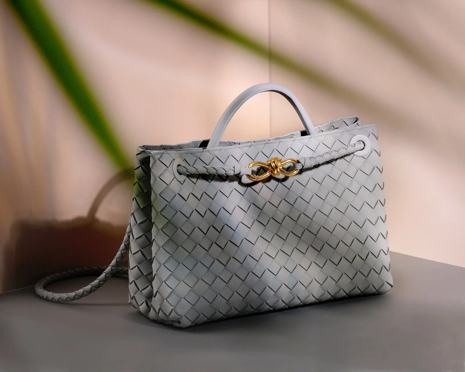 Ảnh Lifestyle Túi xách da đan thủ công màu xám phối khoá thắt nút - Koi Leather