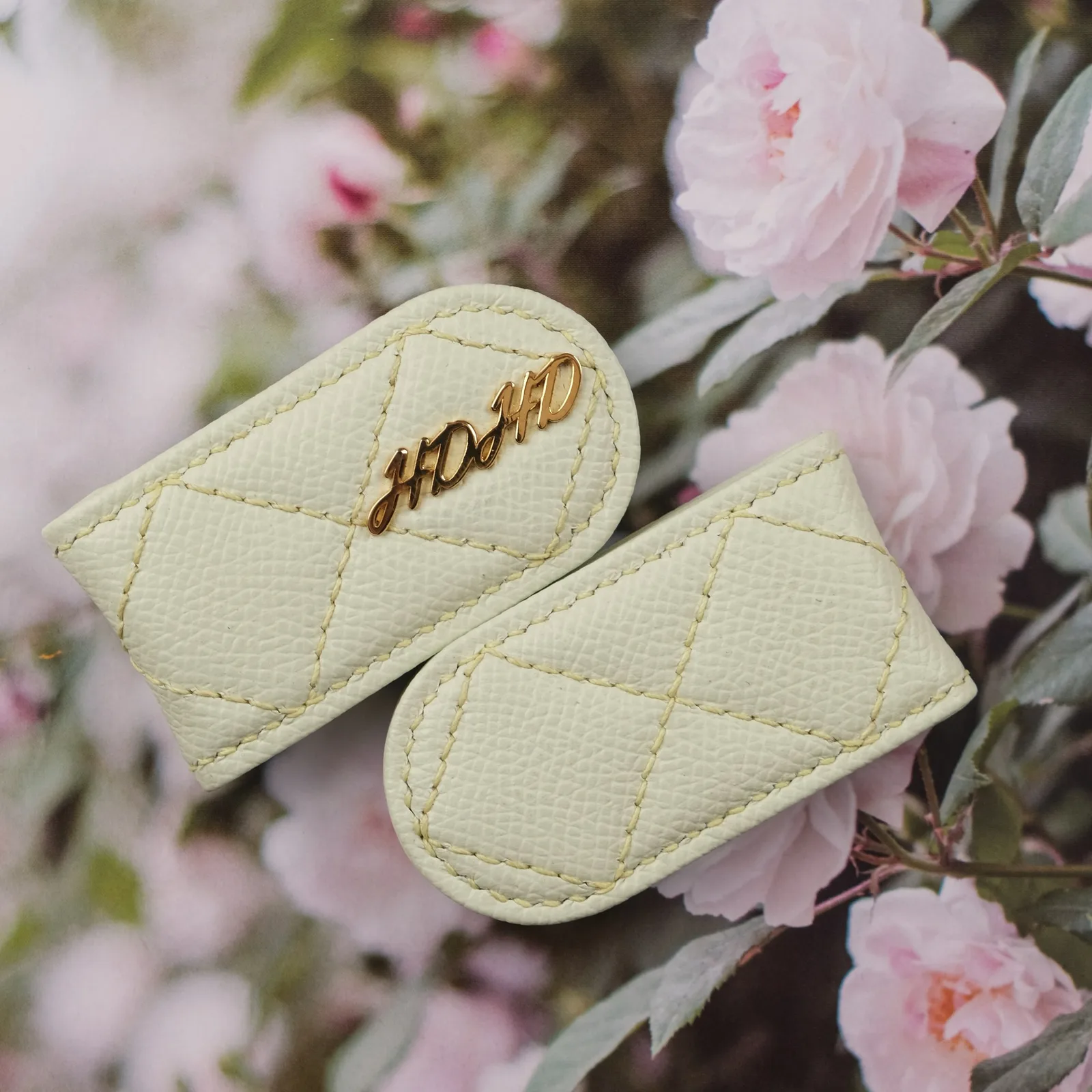 Ảnh Lifestyle Kẹp tiền nam châm da bò Epsom chần trám màu kem - Koi Leather