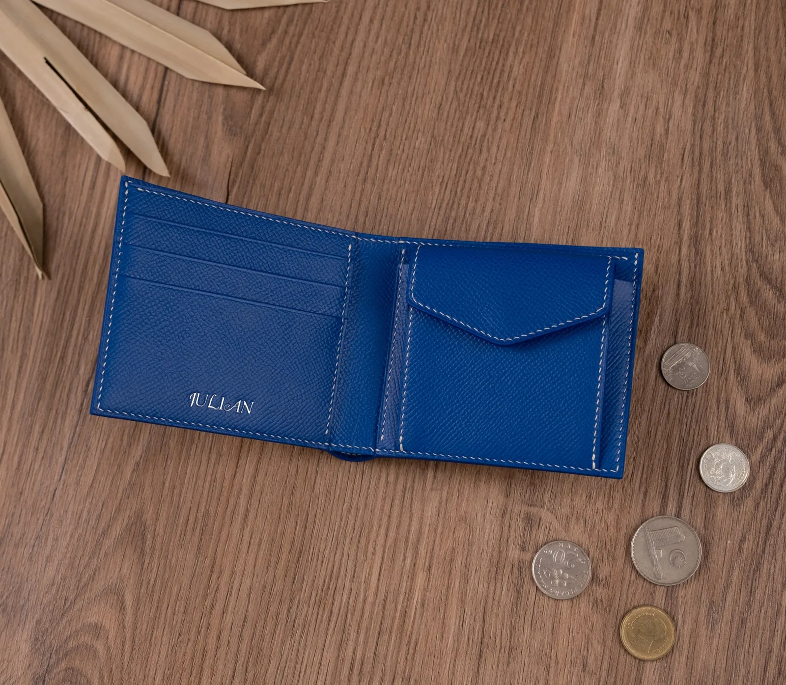 Ảnh Studio Ví gập đôi da Epsom màu xanh dương có ngăn xu - Koi Leather