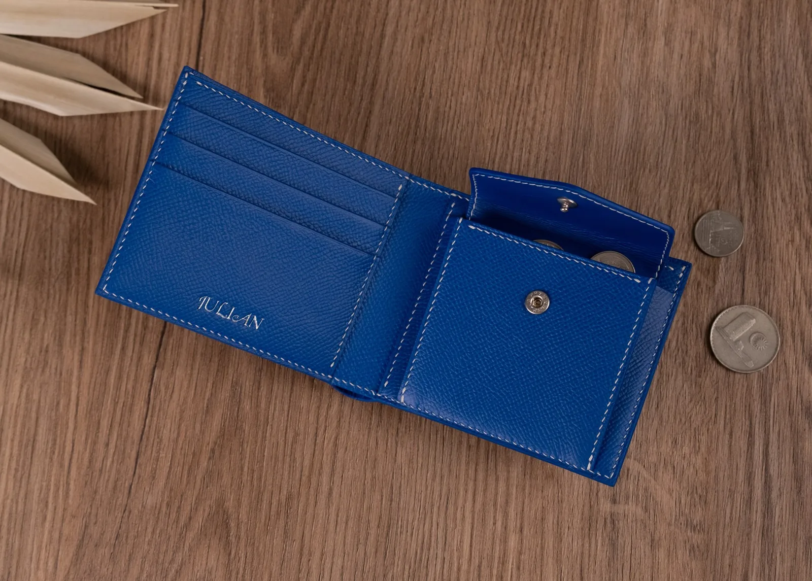 Ảnh Studio Ví gập đôi da Epsom màu xanh dương có ngăn xu - Koi Leather