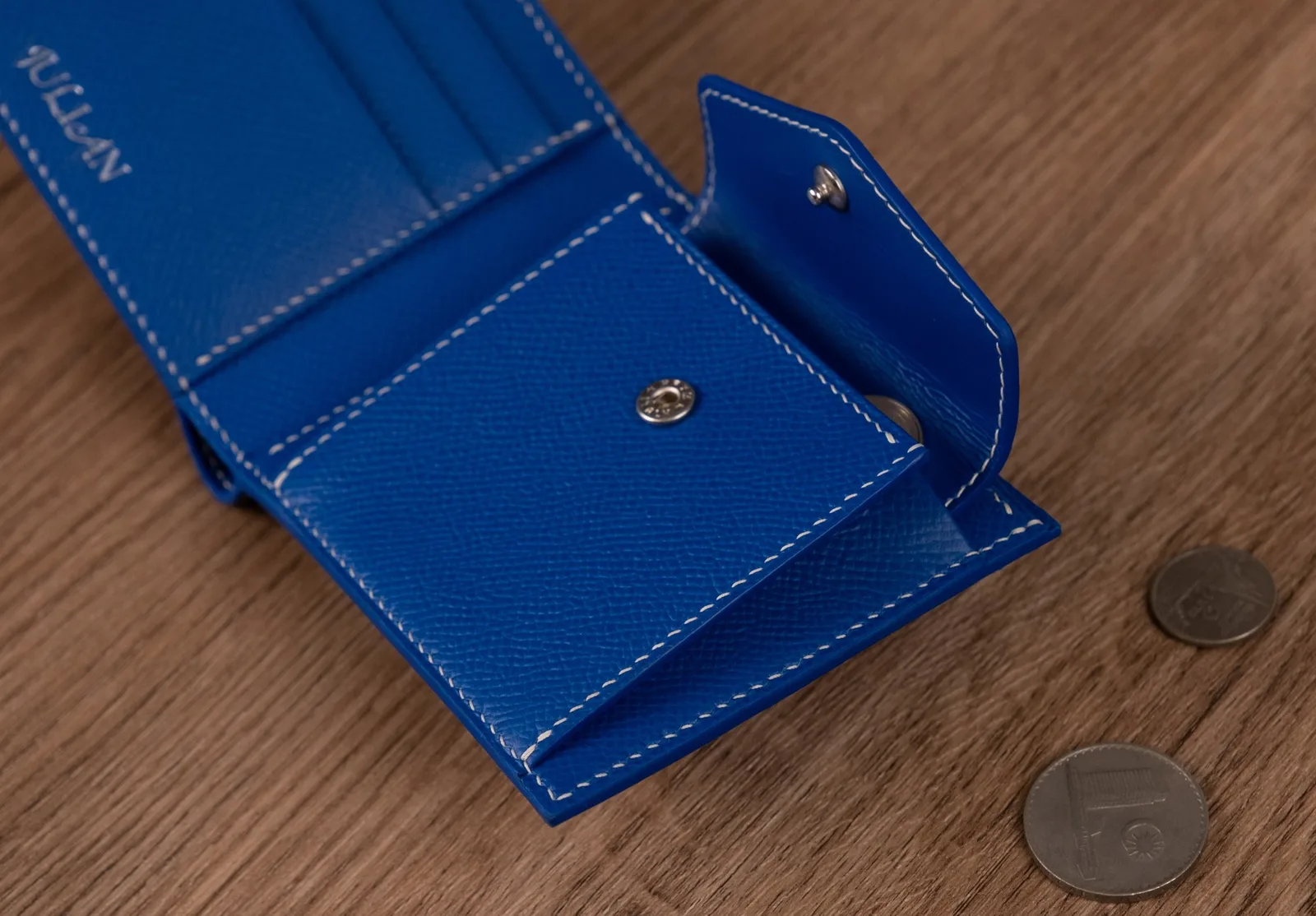 Ảnh Studio Ví gập đôi da Epsom màu xanh dương có ngăn xu - Koi Leather