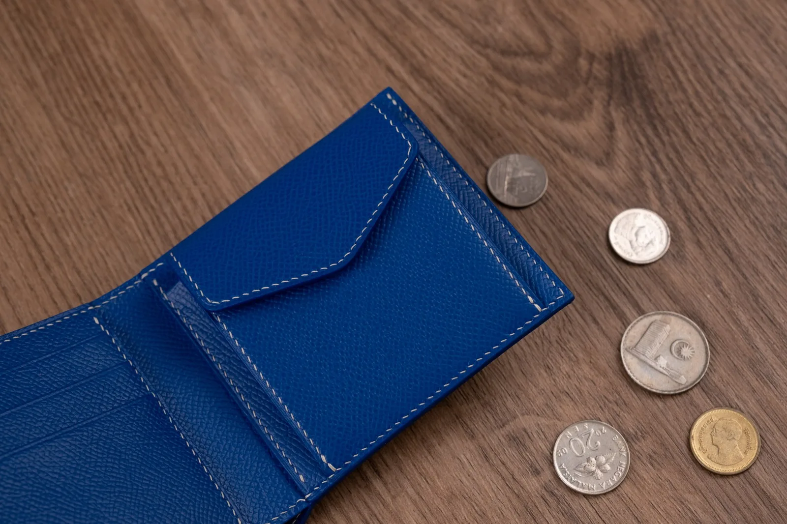 Ảnh Studio Ví gập đôi da Epsom màu xanh dương có ngăn xu - Koi Leather