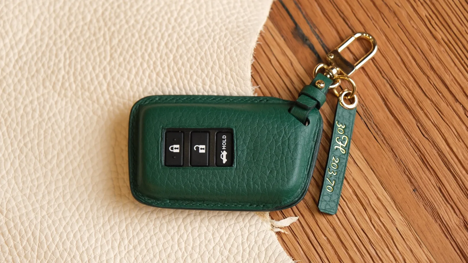 Ảnh Studio Bọc chìa khóa ô tô da bò thủ công kèm tag tên - Koi Leather