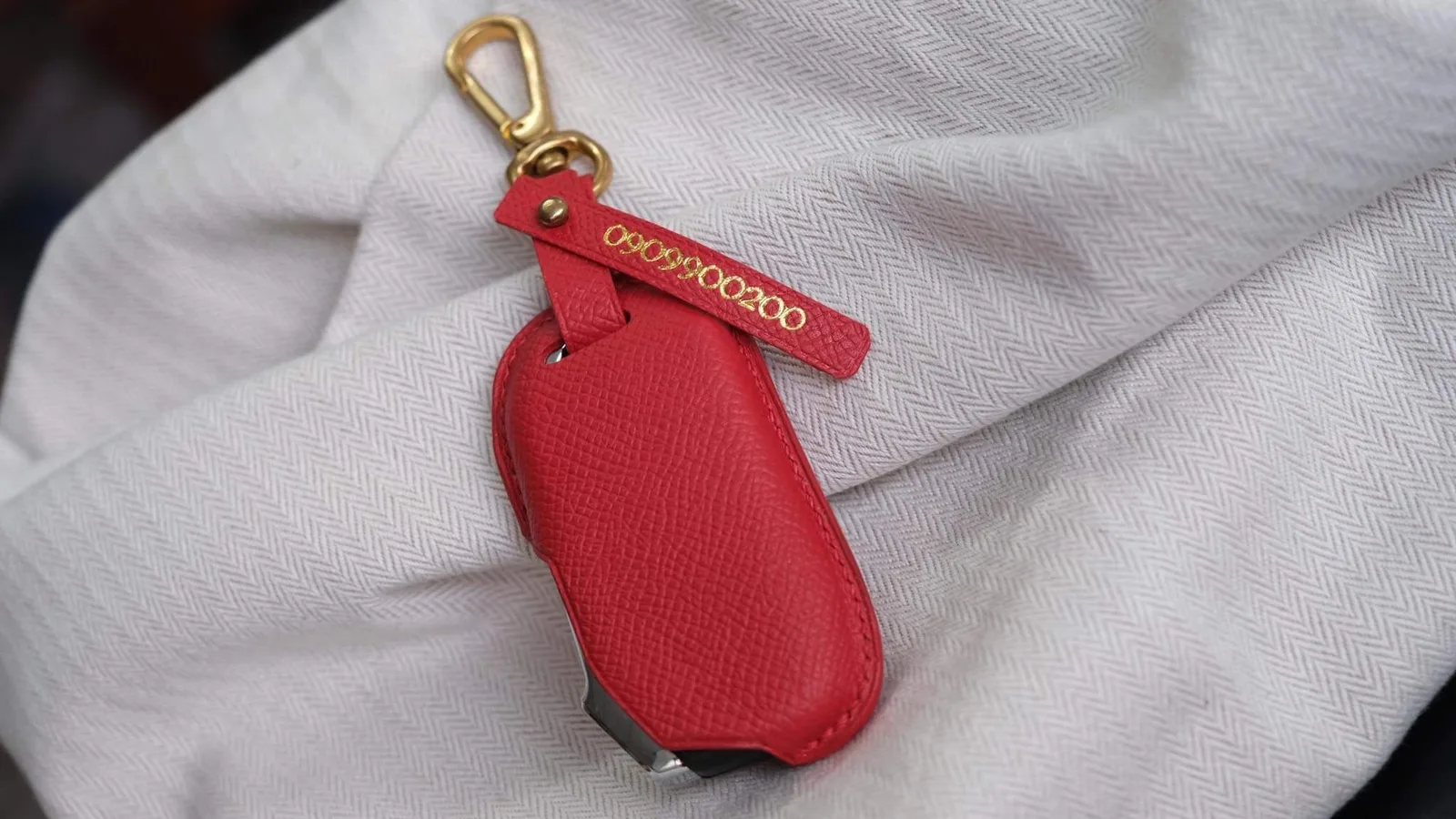 Ảnh Studio Bọc chìa khóa ô tô da bò thủ công kèm tag tên - Koi Leather