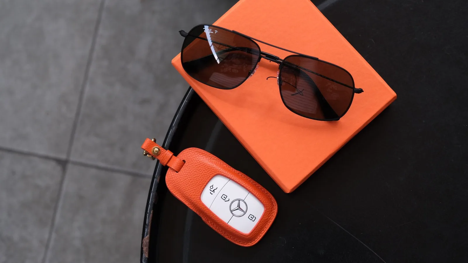 Ảnh Lifestyle Bọc chìa khóa ô tô da bò thủ công kèm tag tên - Koi Leather