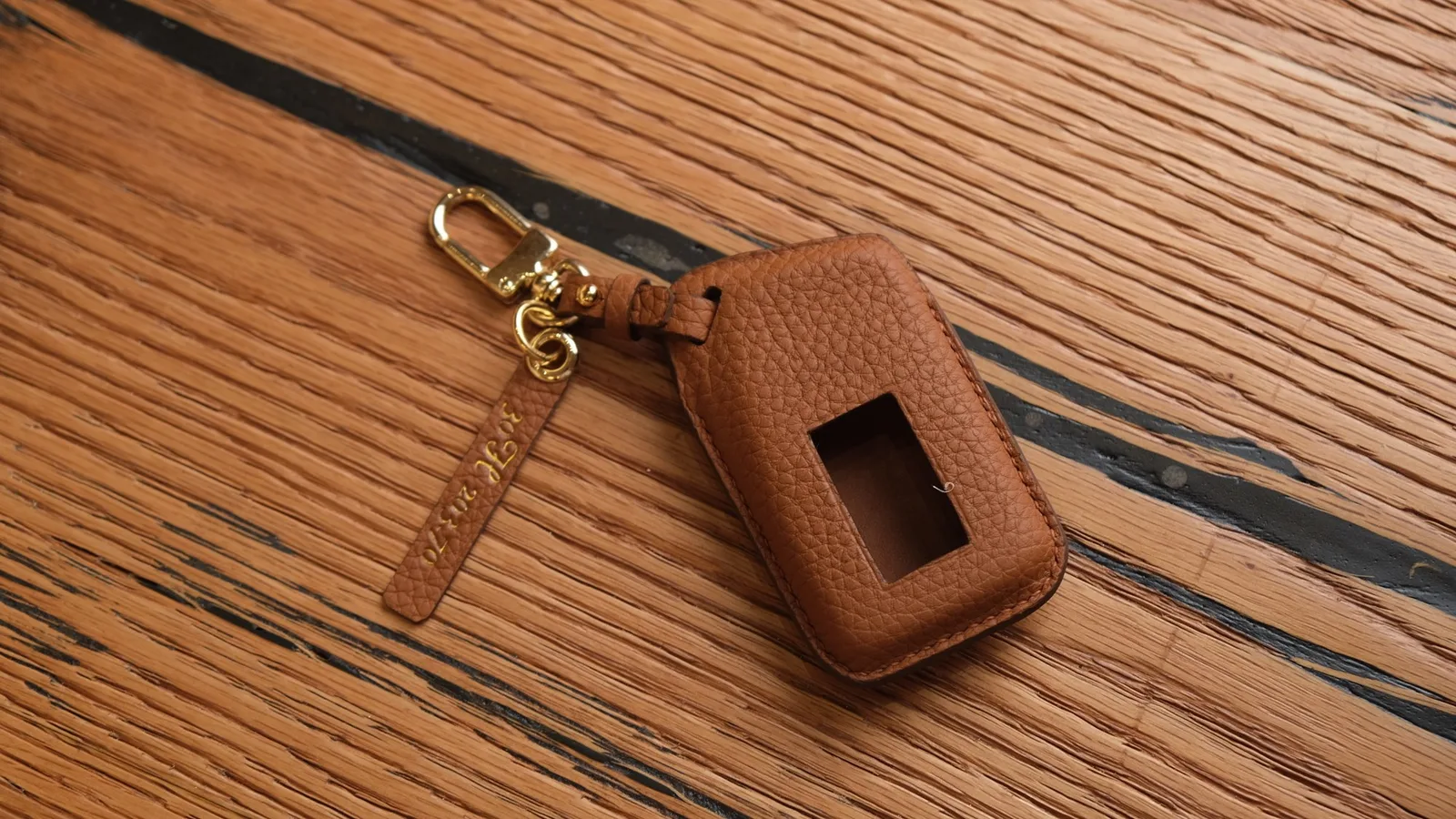 Ảnh Studio Bọc chìa khóa ô tô da bò thủ công kèm tag tên - Koi Leather