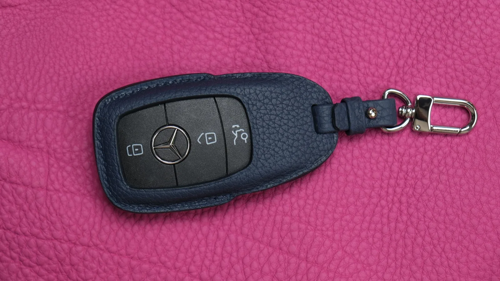 Ảnh Studio Bọc chìa khóa ô tô da bò thủ công kèm tag tên - Koi Leather