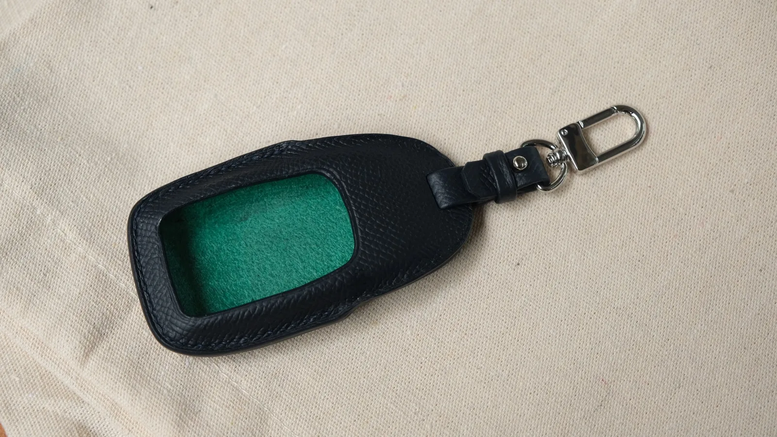 Ảnh Studio Bọc chìa khóa ô tô da bò thủ công kèm tag tên - Koi Leather