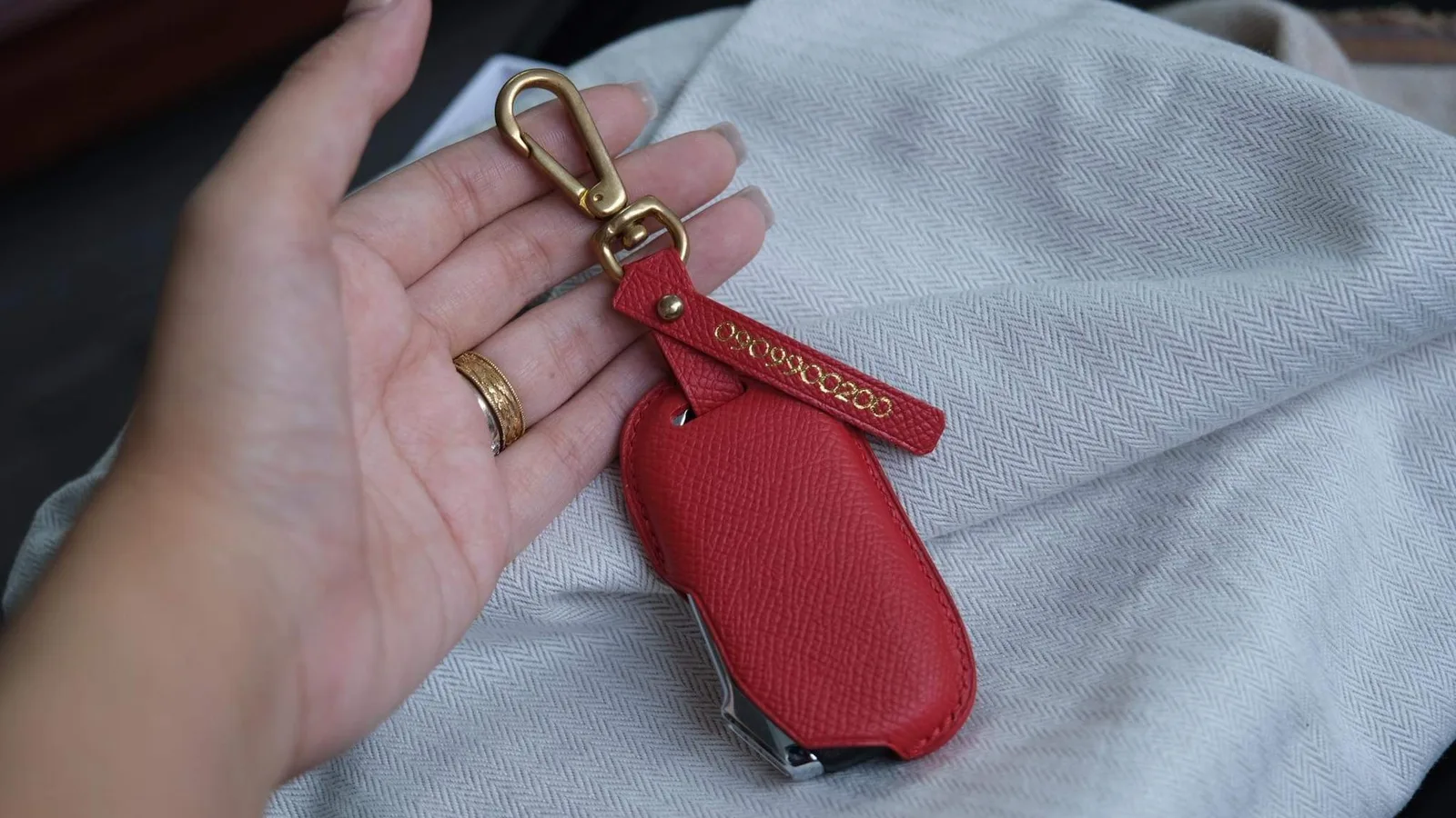 Ảnh Lifestyle Bọc chìa khóa ô tô da bò thủ công kèm tag tên - Koi Leather