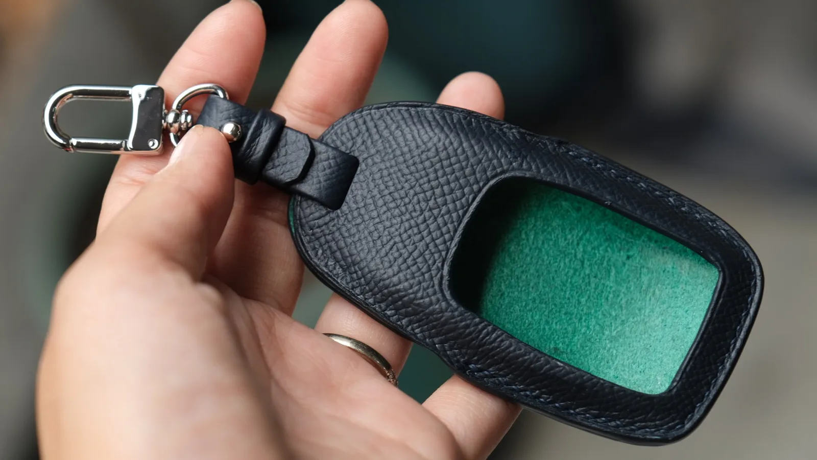 Ảnh Lifestyle Bọc chìa khóa ô tô da bò thủ công kèm tag tên - Koi Leather