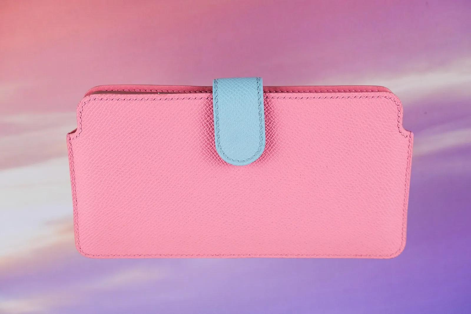 Ảnh Studio Bao da điện thoại da Epsom màu hồng nắp gài xanh - Koi Leather