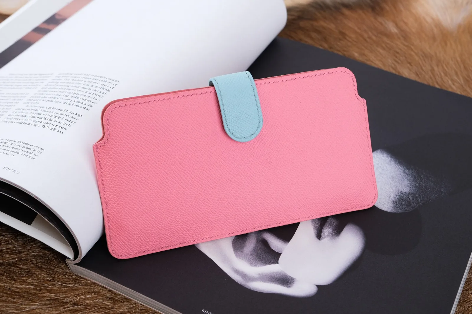 Ảnh Lifestyle Bao da điện thoại da Epsom màu hồng nắp gài xanh - Koi Leather