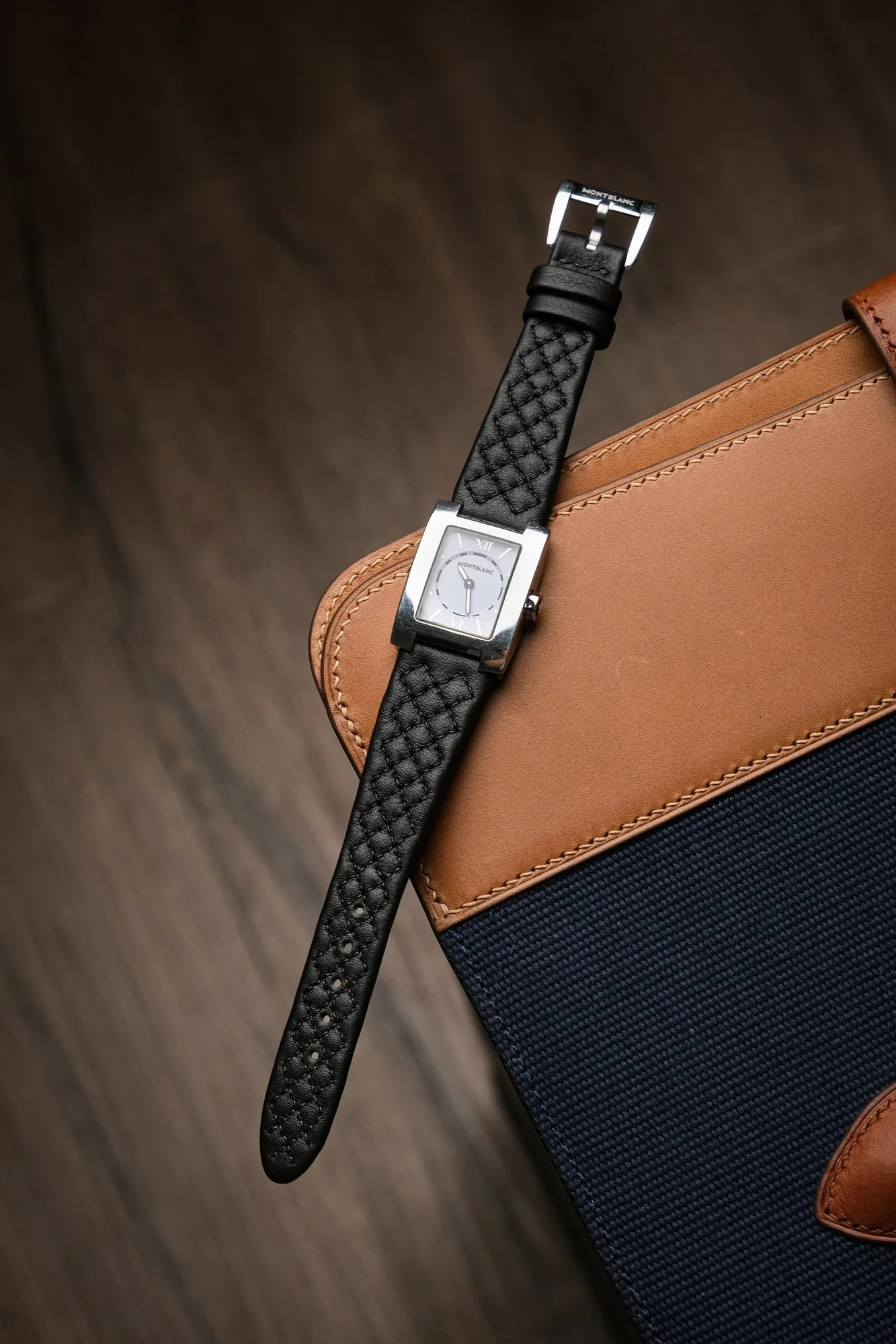Ảnh Lifestyle Dây đồng hồ da may chần trám màu đen cho Montblanc - Koi Leather