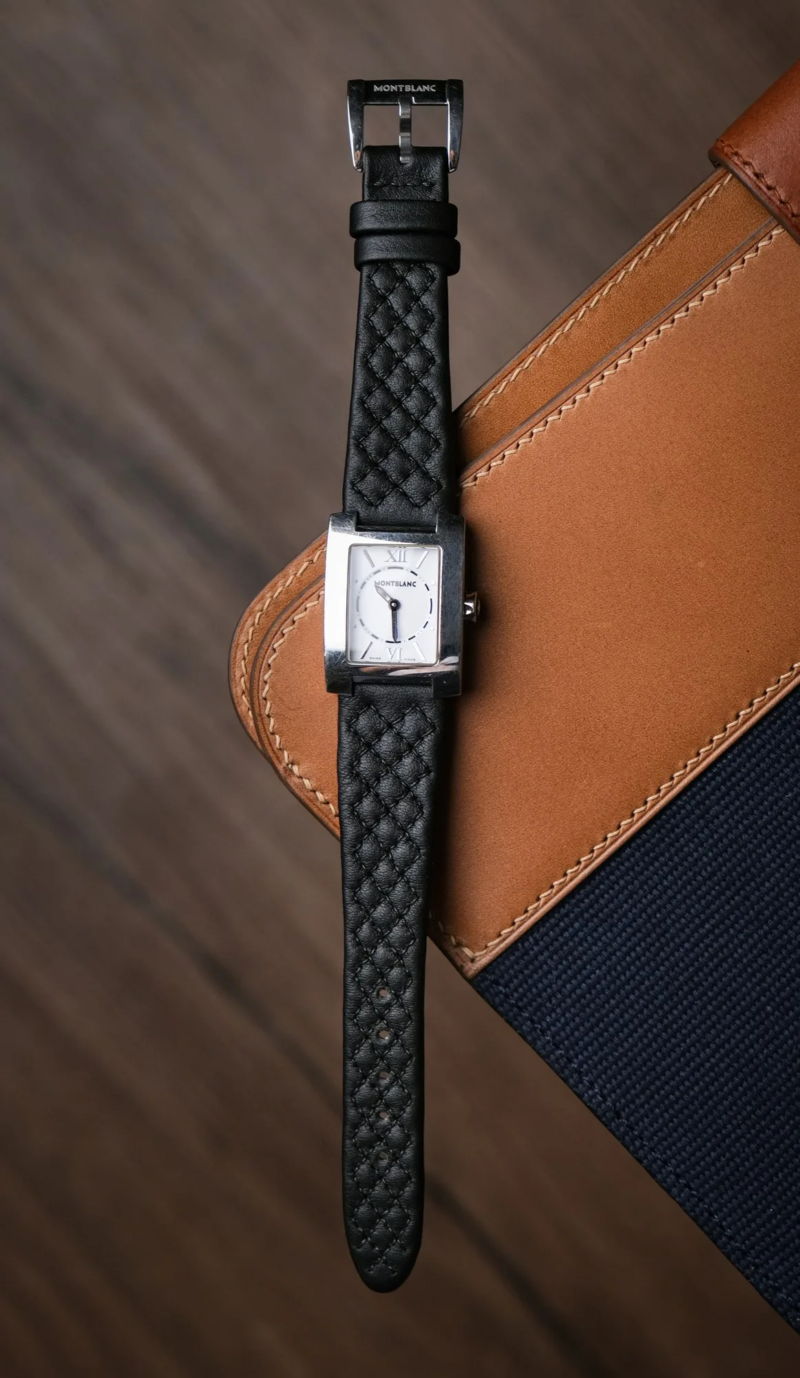 Ảnh Lifestyle Dây đồng hồ da may chần trám màu đen cho Montblanc - Koi Leather