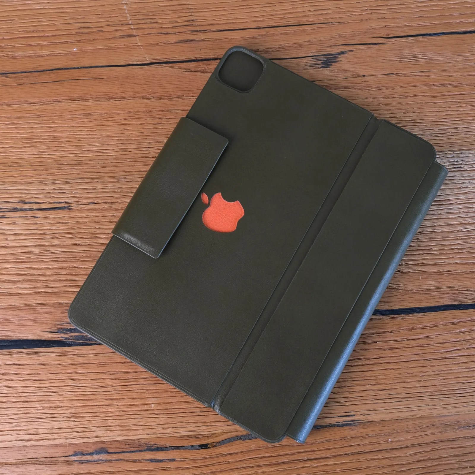 Ảnh Studio Bao da bàn phím iPad da bò màu xanh olive - Koi Leather