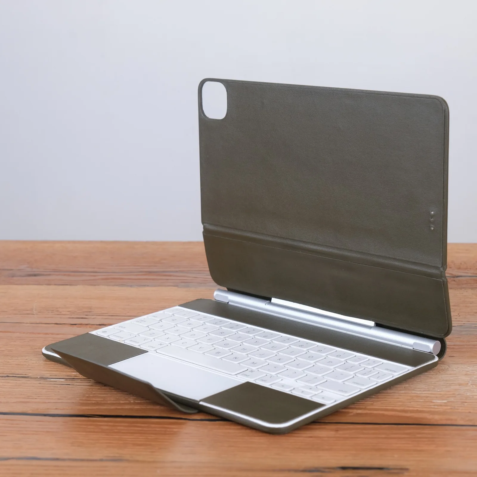Ảnh Studio Bao da bàn phím iPad da bò màu xanh olive - Koi Leather