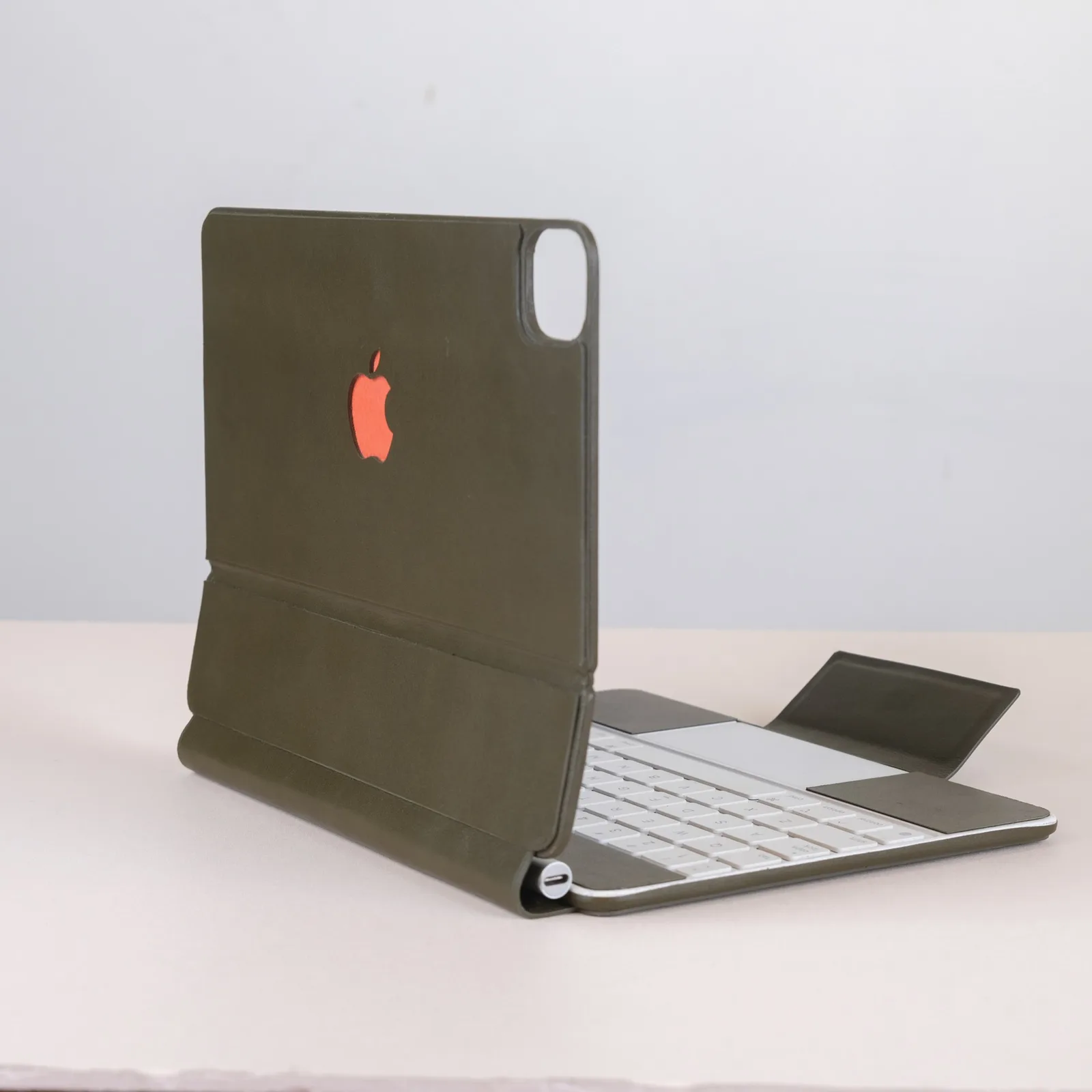 Ảnh Studio Bao da bàn phím iPad da bò màu xanh olive - Koi Leather