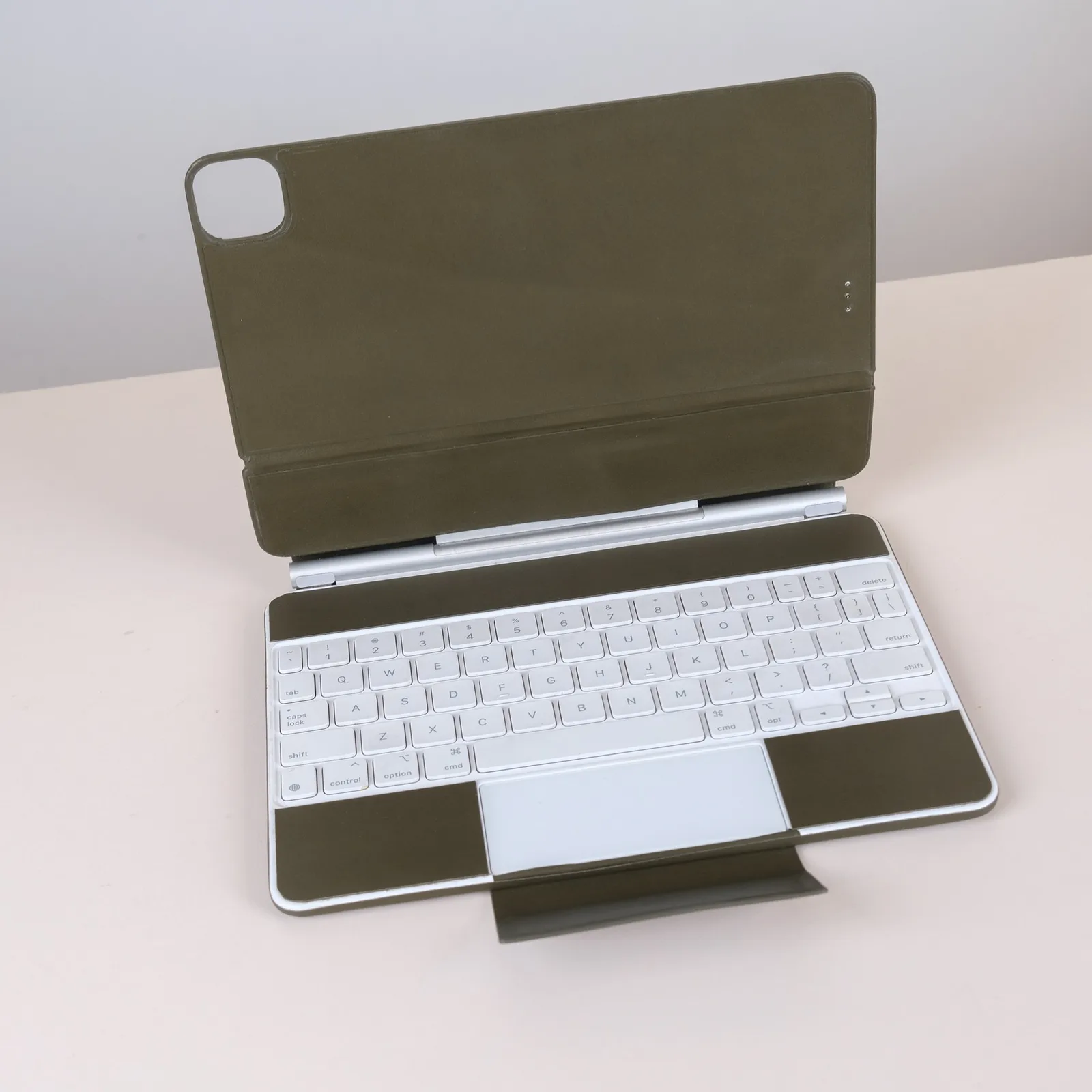 Ảnh Studio Bao da bàn phím iPad da bò màu xanh olive - Koi Leather
