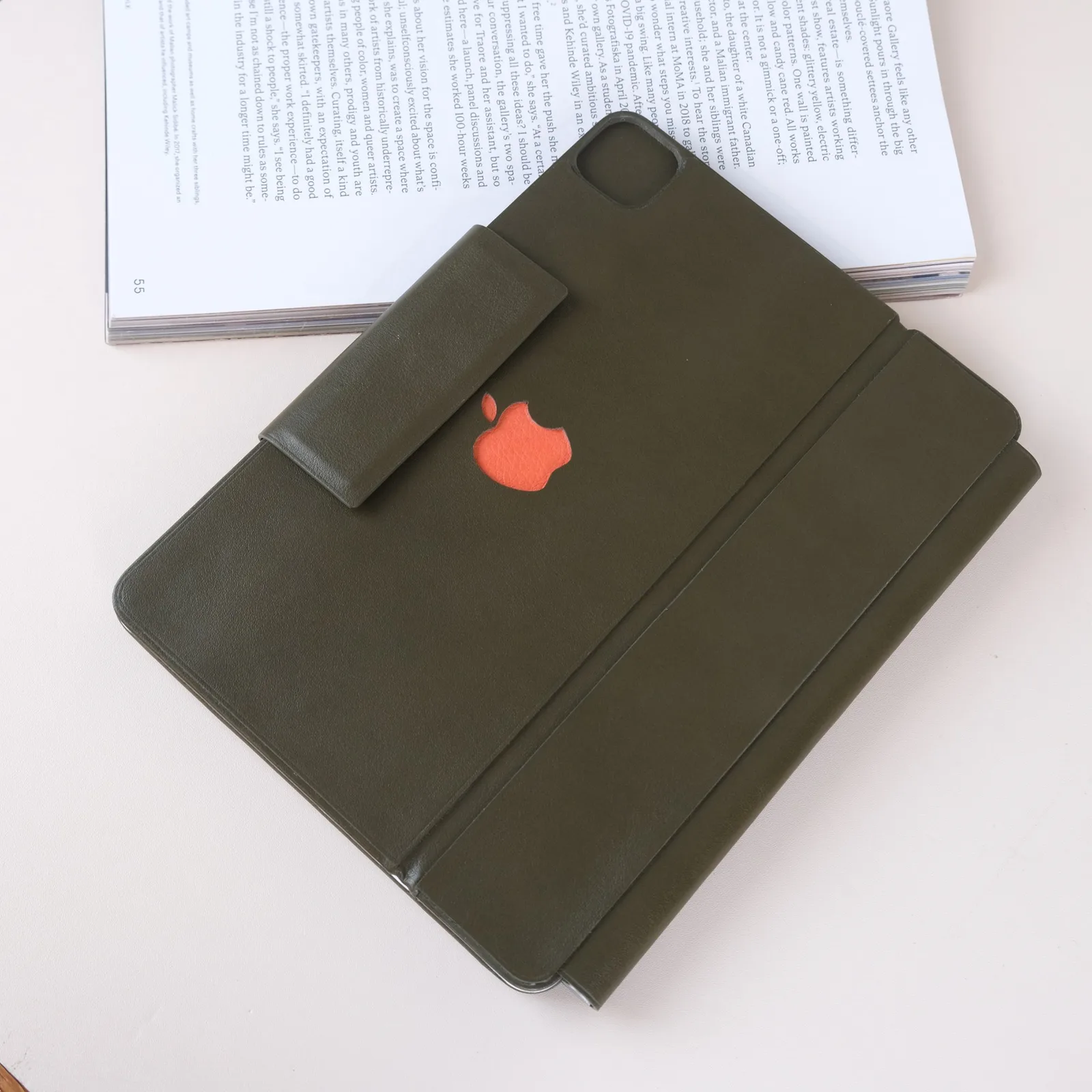 Ảnh Lifestyle Bao da bàn phím iPad da bò màu xanh olive - Koi Leather