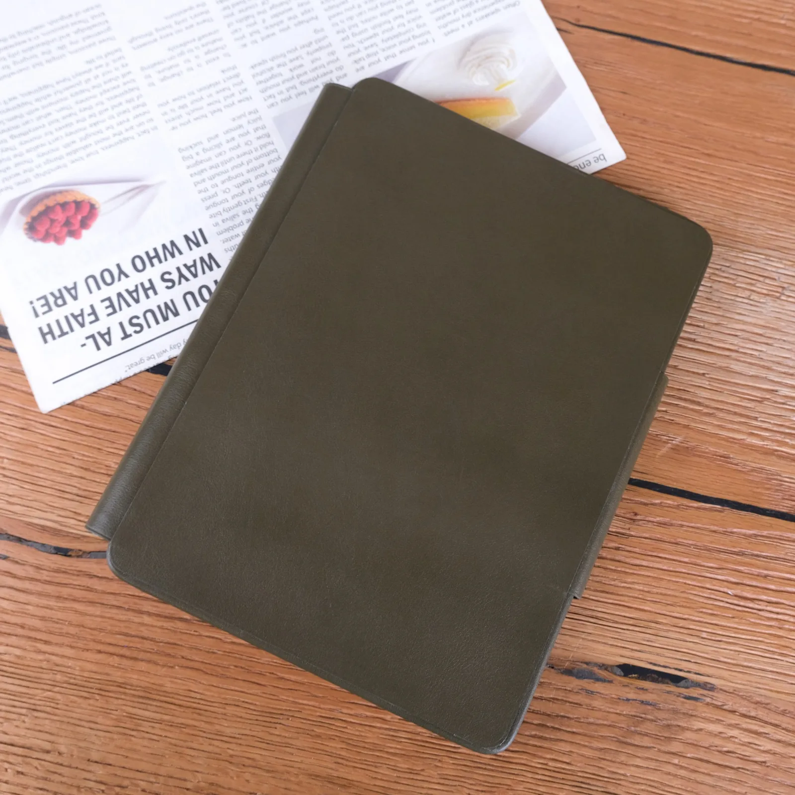 Ảnh Studio Bao da bàn phím iPad da bò màu xanh olive - Koi Leather