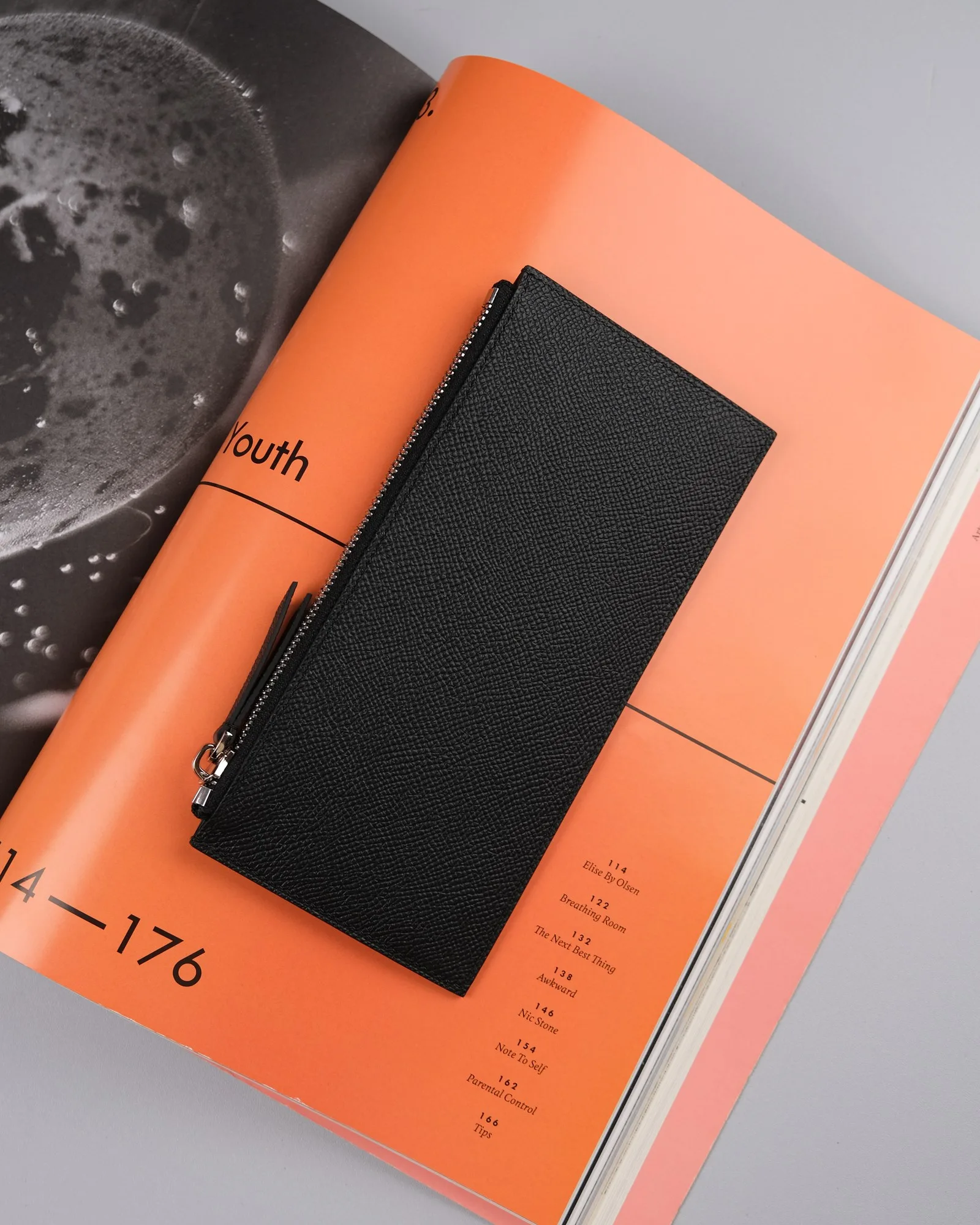 Ảnh Studio Clutch da Epsom dáng dẹt màu đen khóa kéo - Koi Leather