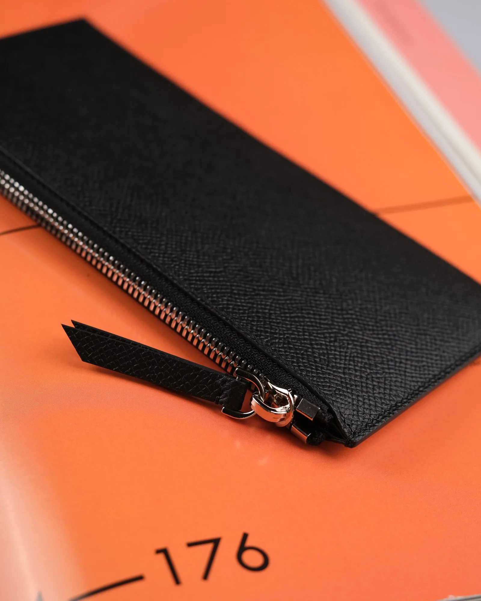 Ảnh Studio Clutch da Epsom dáng dẹt màu đen khóa kéo - Koi Leather
