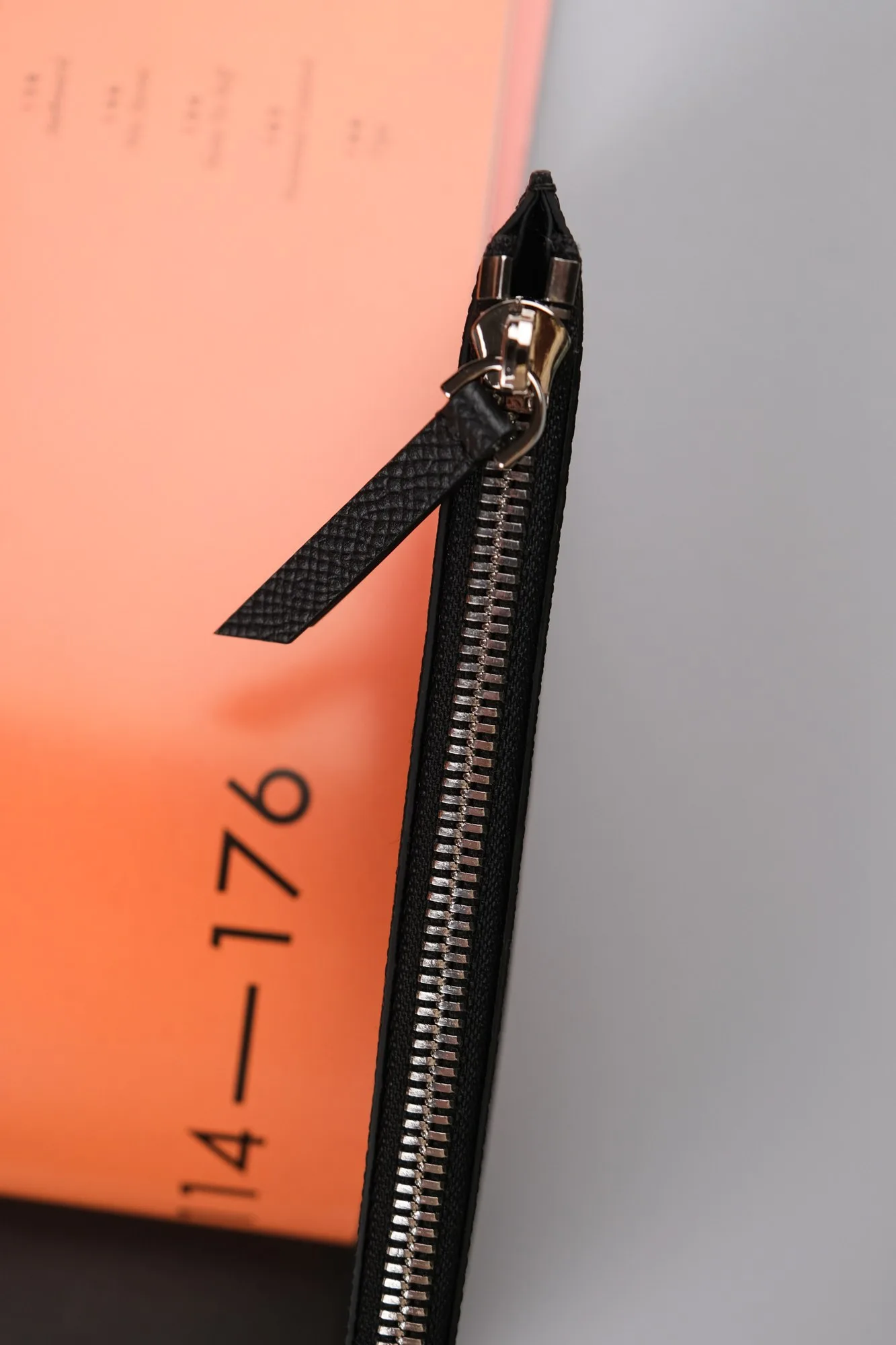 Ảnh Studio Clutch da Epsom dáng dẹt màu đen khóa kéo - Koi Leather
