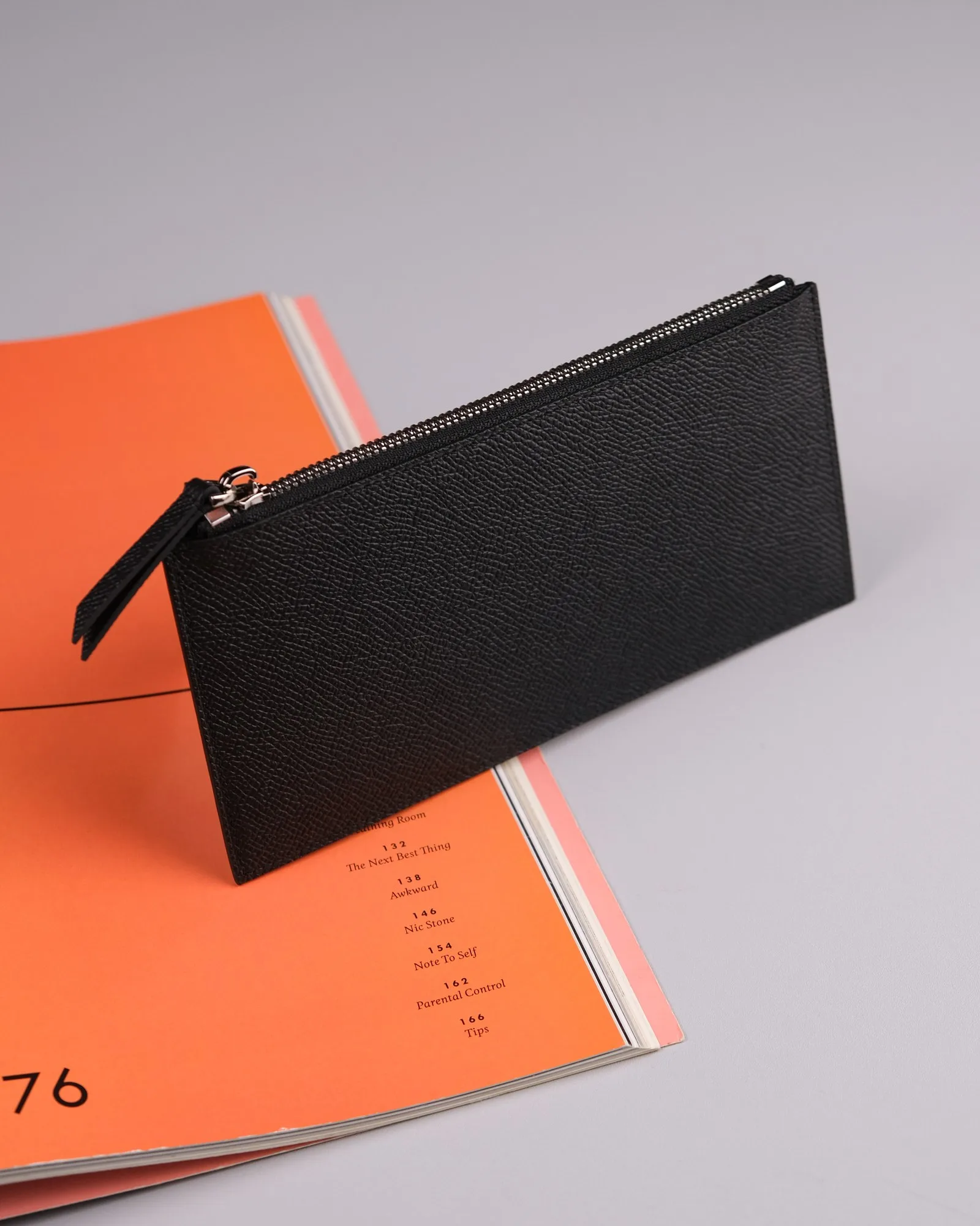 Ảnh Studio Clutch da Epsom dáng dẹt màu đen khóa kéo - Koi Leather