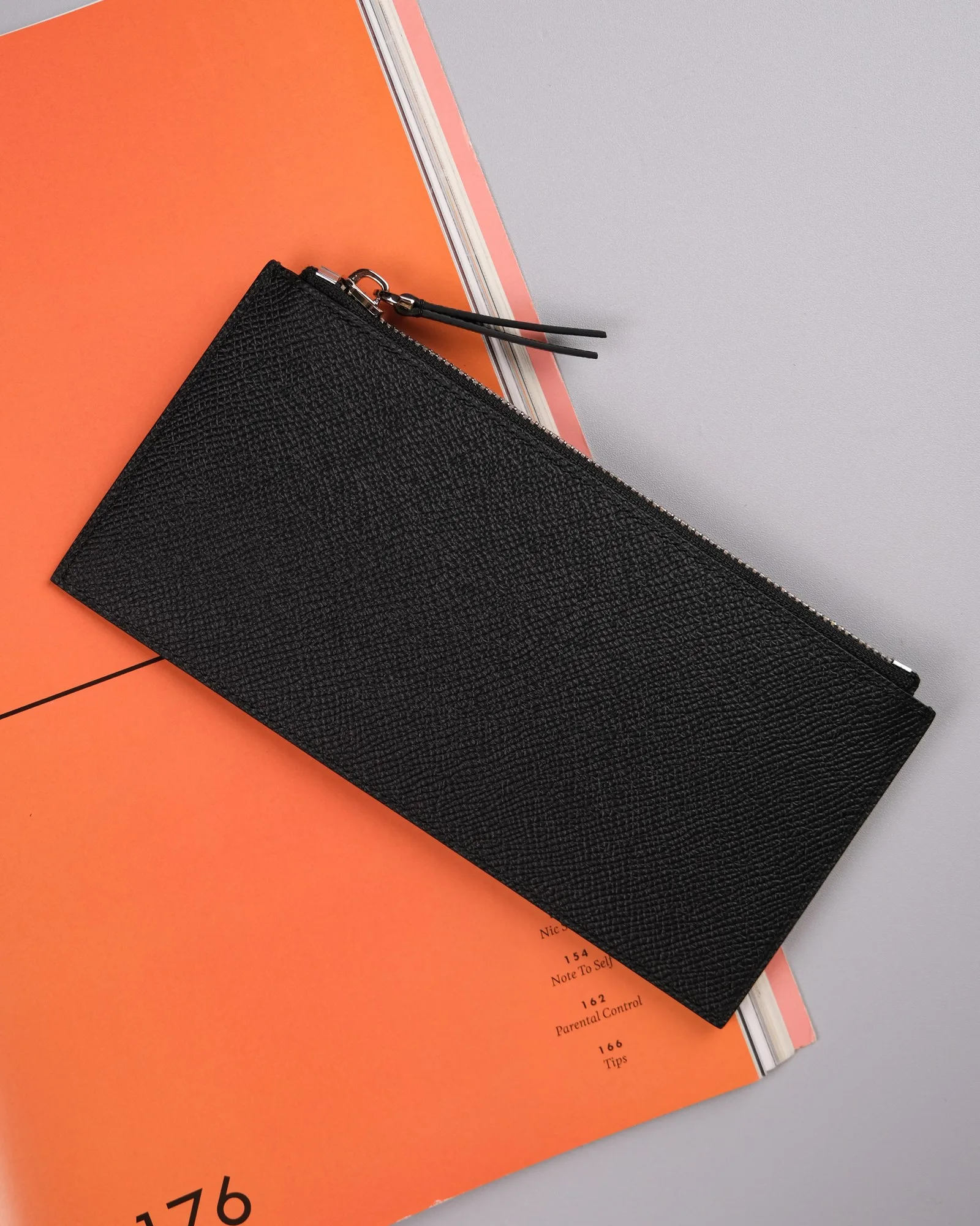 Ảnh Studio Clutch da Epsom dáng dẹt màu đen khóa kéo - Koi Leather