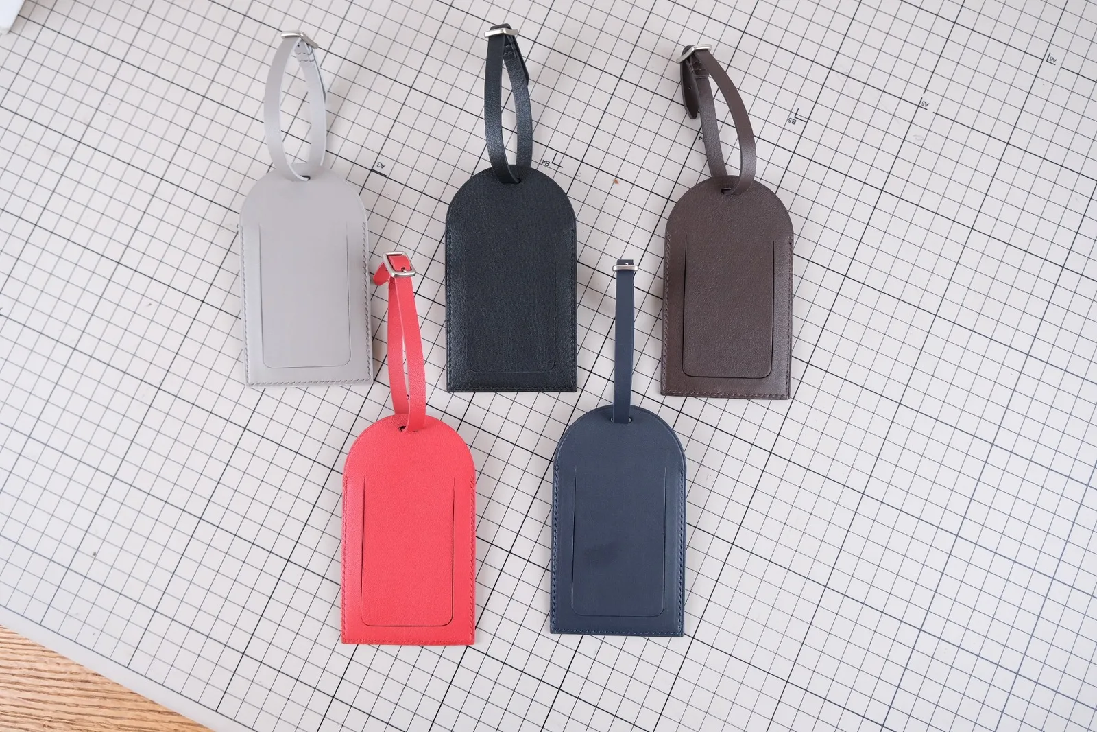 Ảnh Studio Bộ tag da hành lý và bao thẻ da bò nhiều màu - Koi Leather
