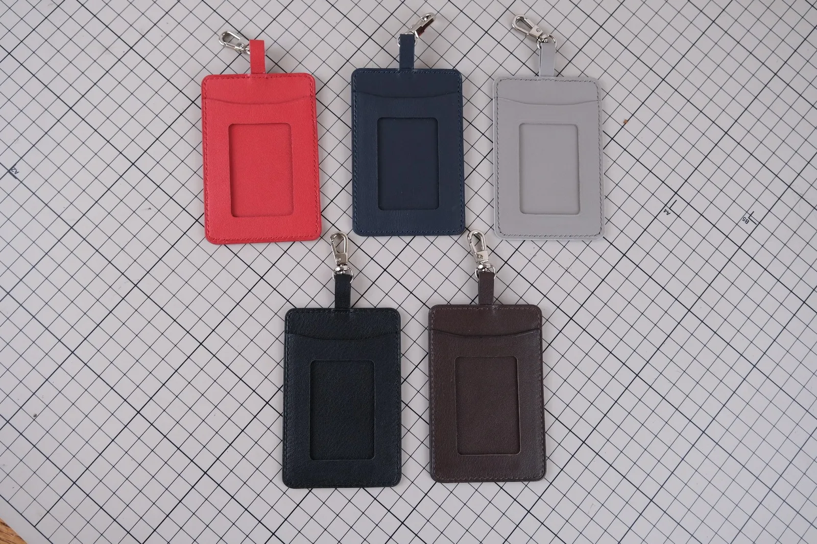 Ảnh Studio Bộ tag da hành lý và bao thẻ da bò nhiều màu - Koi Leather