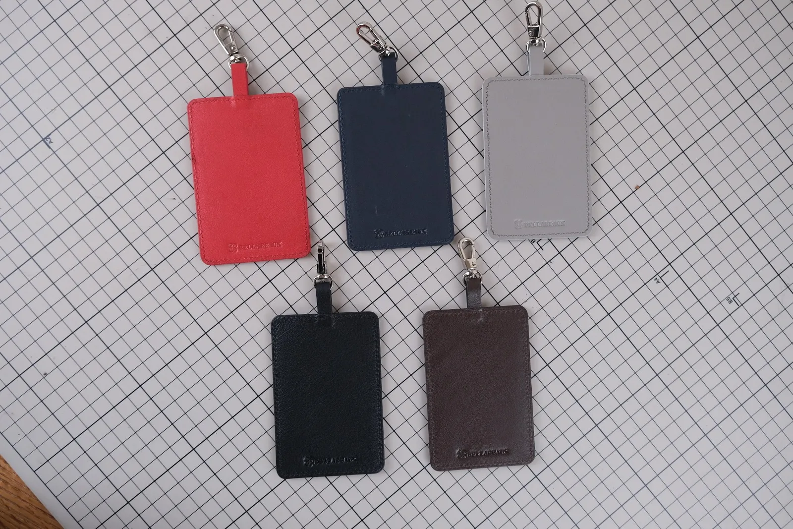 Ảnh Studio Bộ tag da hành lý và bao thẻ da bò nhiều màu - Koi Leather