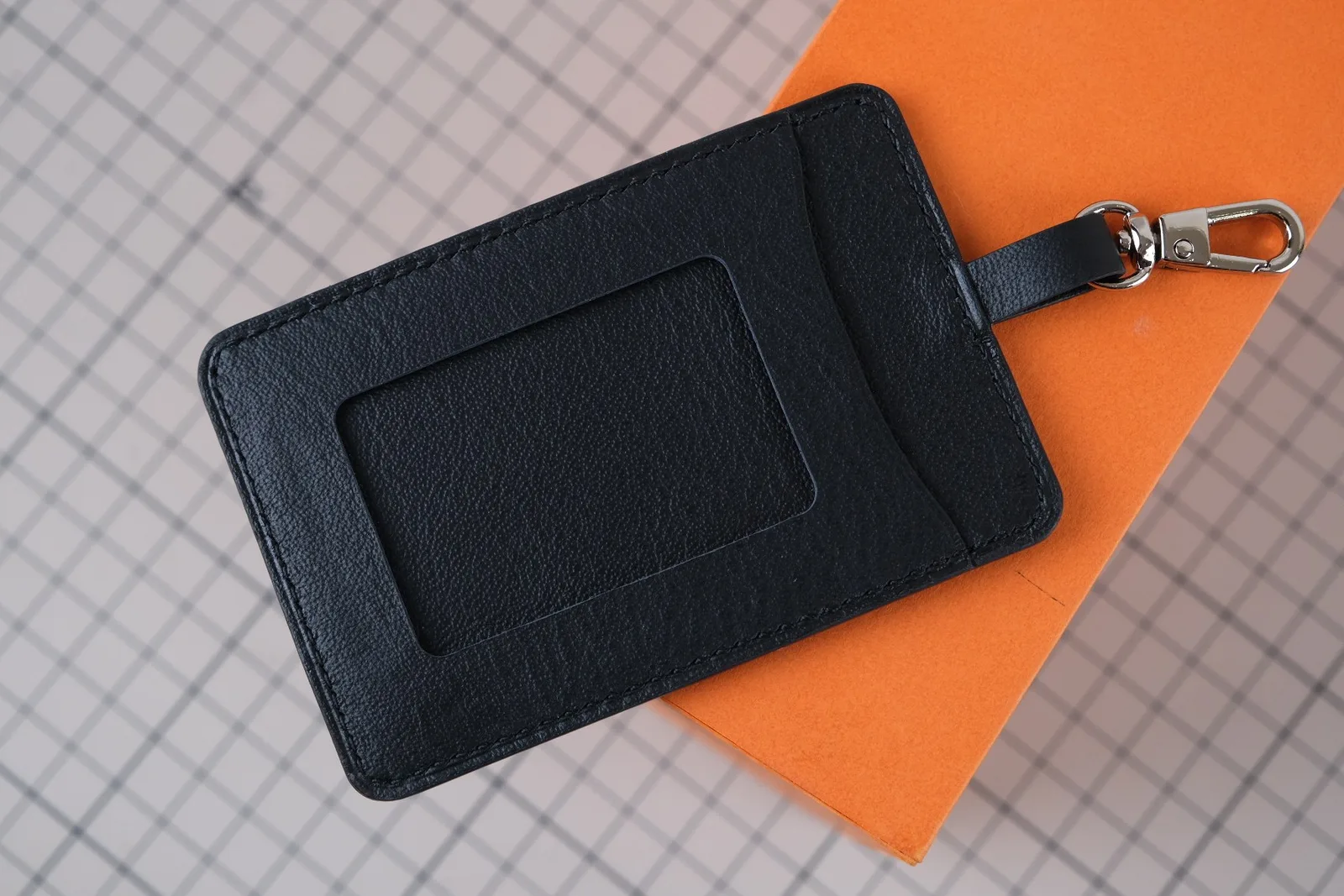 Ảnh Studio Bộ tag da hành lý và bao thẻ da bò nhiều màu - Koi Leather