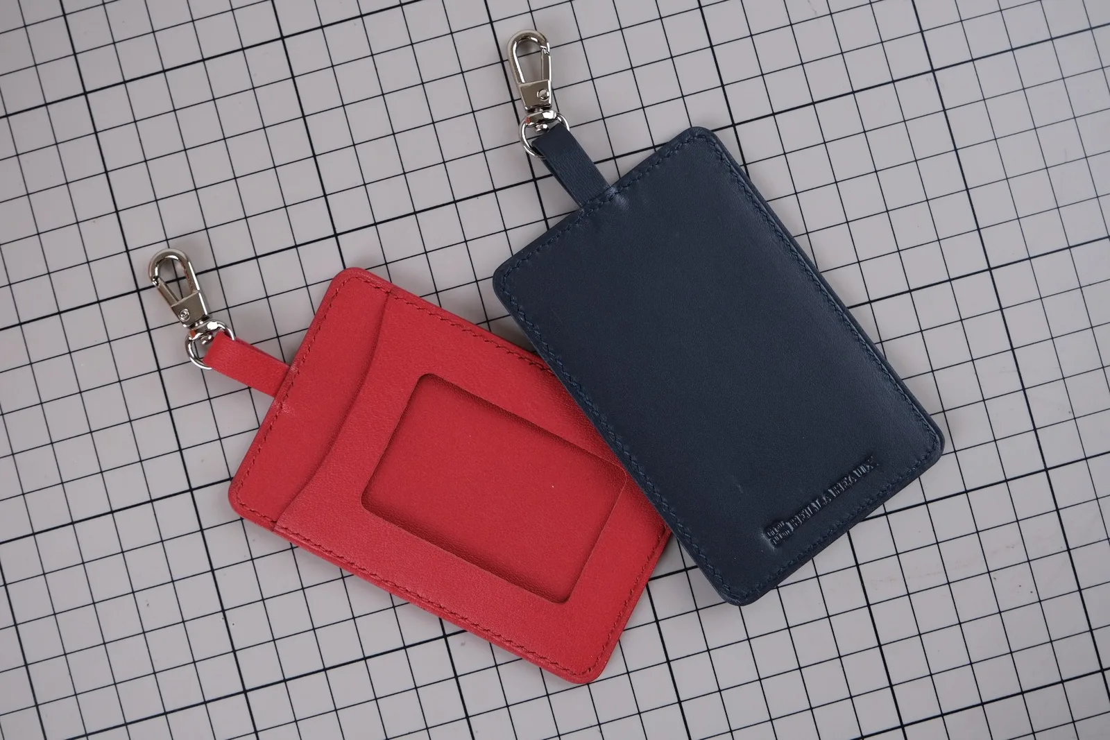 Ảnh Studio Bộ tag da hành lý và bao thẻ da bò nhiều màu - Koi Leather