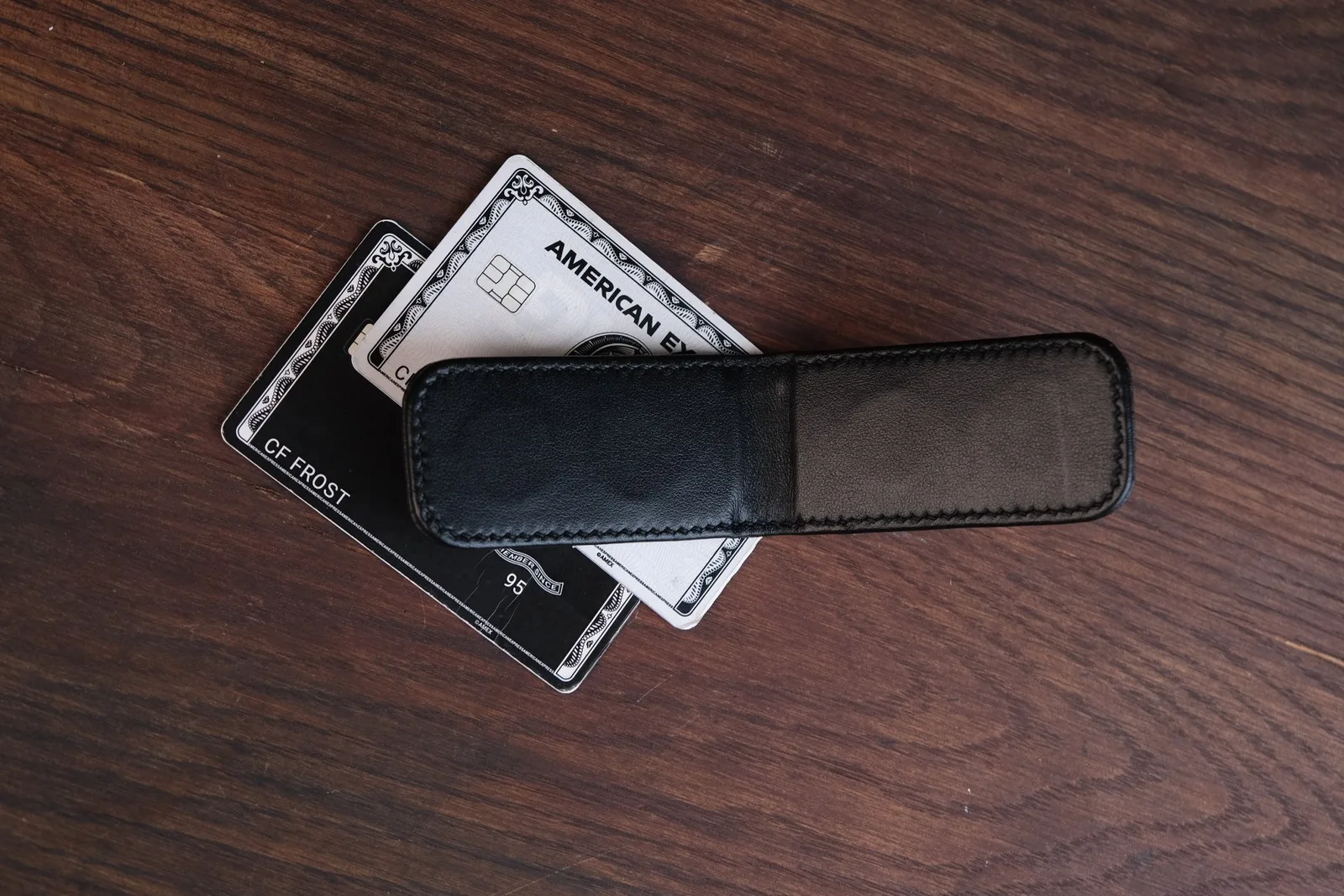 Ảnh Studio Kẹp tiền nam châm da Epsom màu đen - Koi Leather