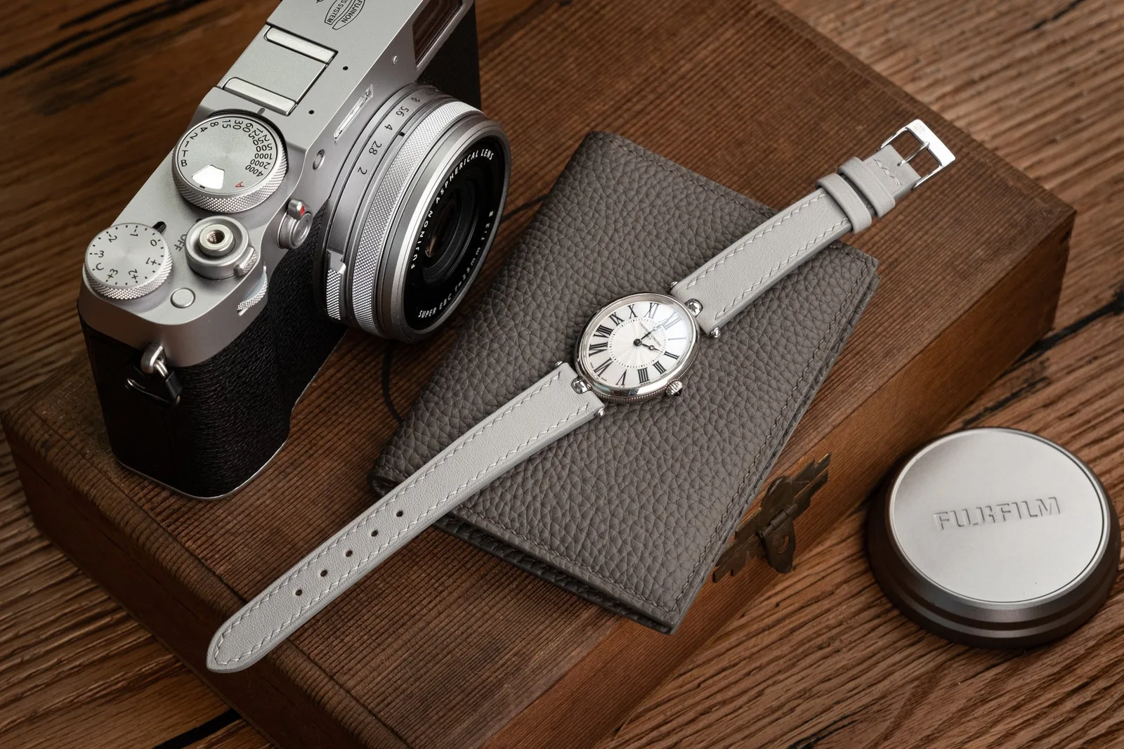 Ảnh Lifestyle Dây đồng hồ da bò màu xám cho Frederique Constant - Koi Leather