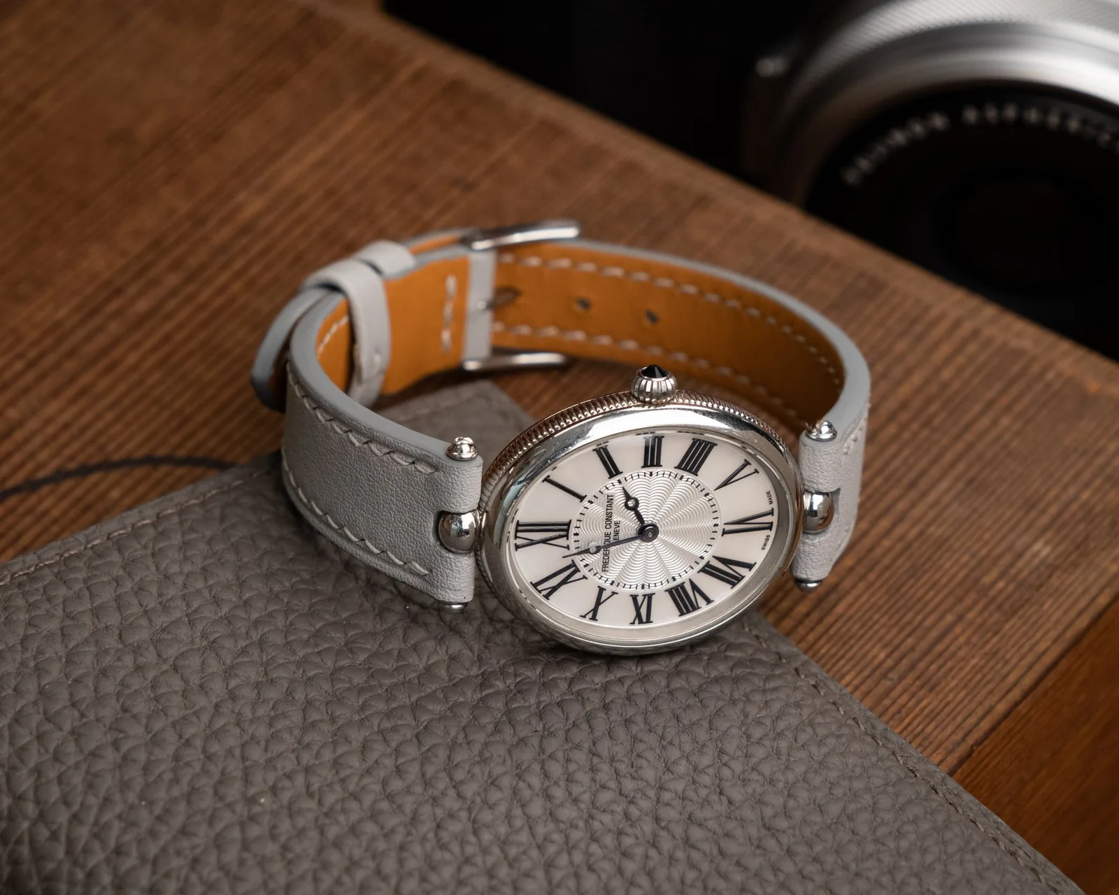 Ảnh Lifestyle Dây đồng hồ da bò màu xám cho Frederique Constant - Koi Leather