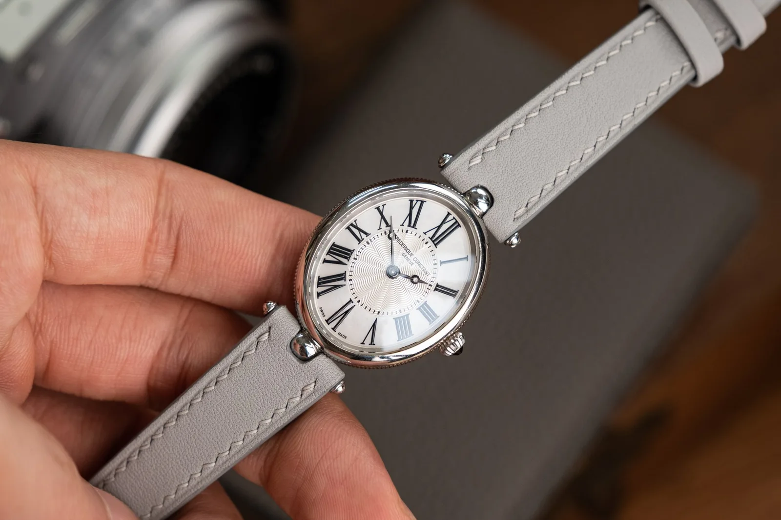 Ảnh Lifestyle Dây đồng hồ da bò màu xám cho Frederique Constant - Koi Leather
