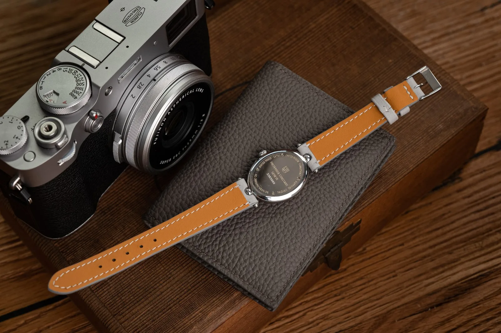 Ảnh Lifestyle Dây đồng hồ da bò màu xám cho Frederique Constant - Koi Leather