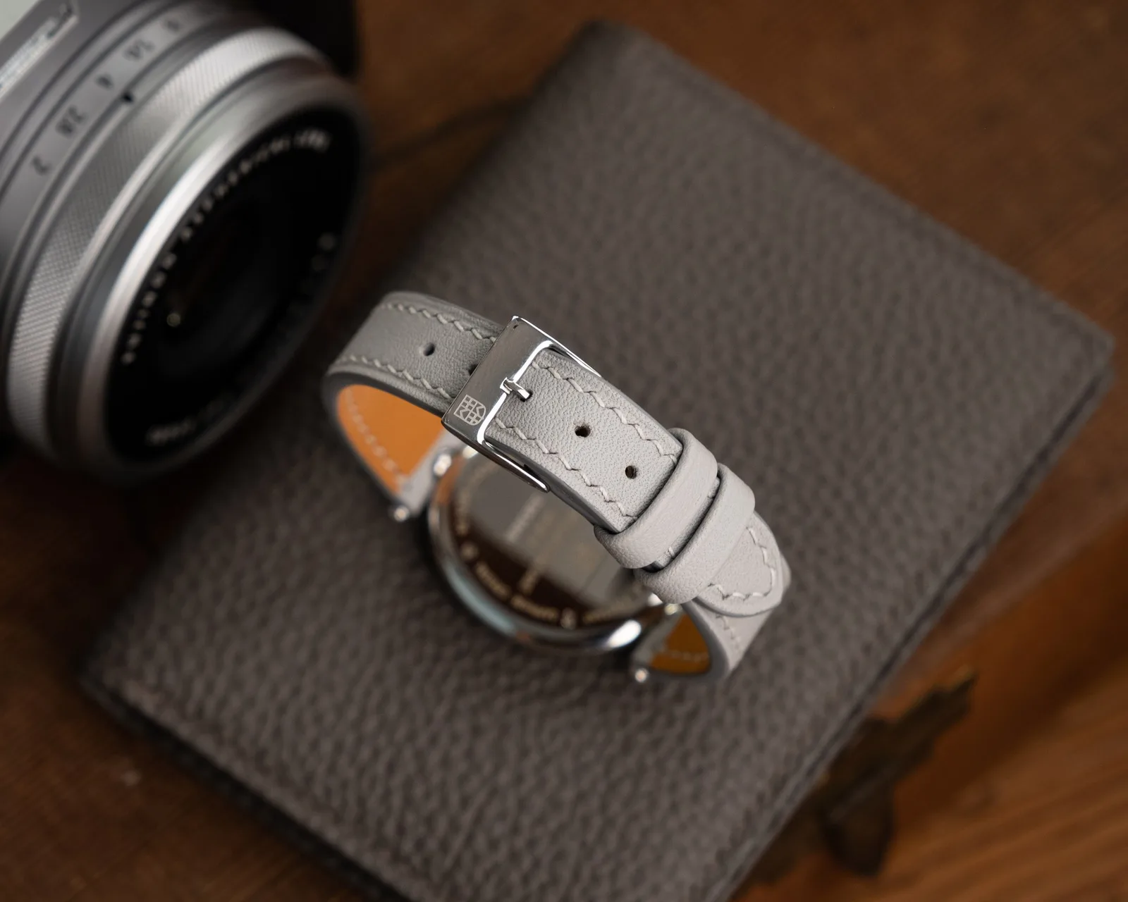 Ảnh Lifestyle Dây đồng hồ da bò màu xám cho Frederique Constant - Koi Leather