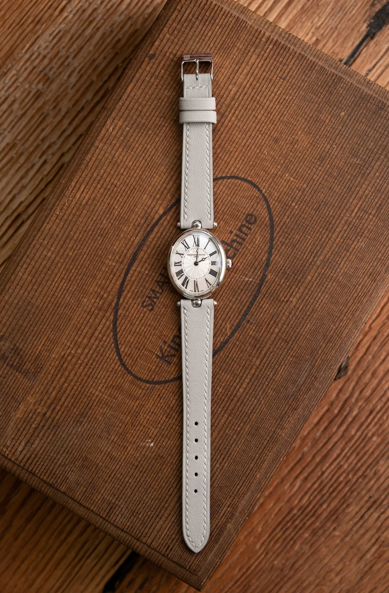 Ảnh Studio Dây đồng hồ da bò màu xám cho Frederique Constant - Koi Leather