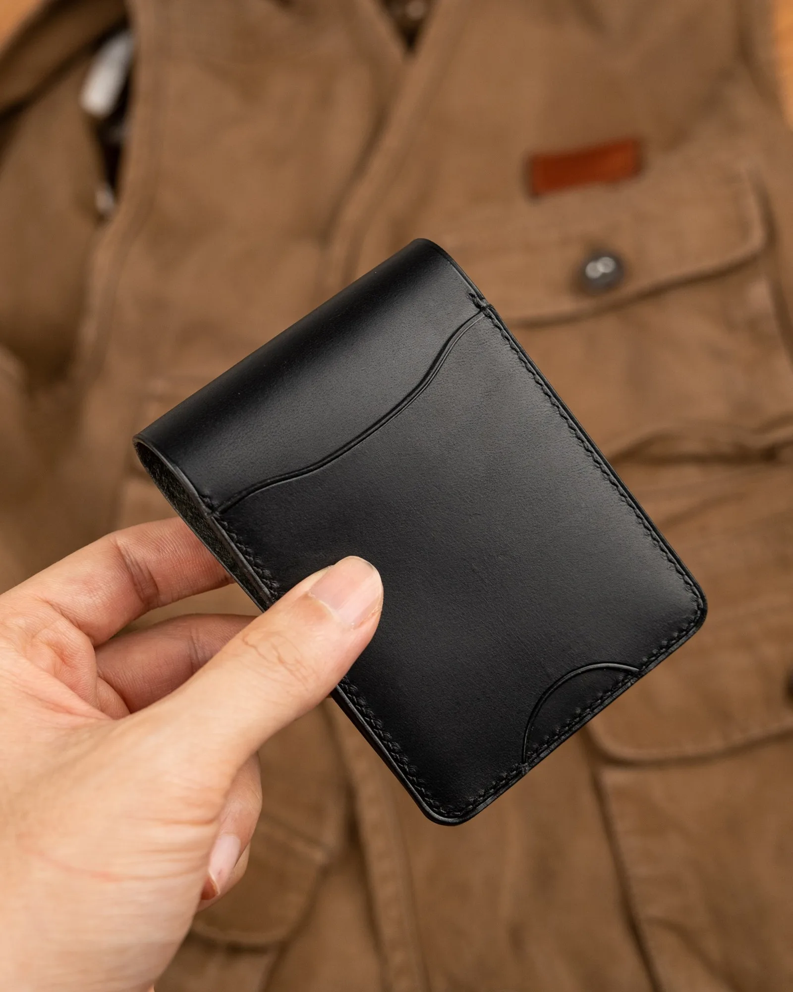 Ảnh Lifestyle Ví đứng mini da bò thảo mộc màu đen nút bấm bọc da - Koi Leather