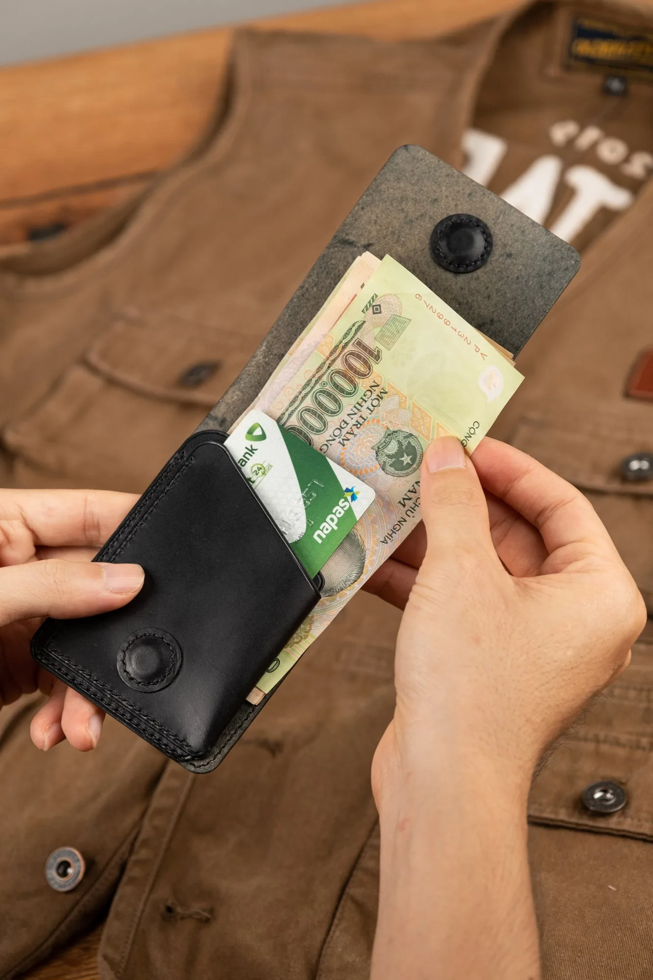 Ảnh Lifestyle Ví đứng mini da bò thảo mộc màu đen nút bấm bọc da - Koi Leather