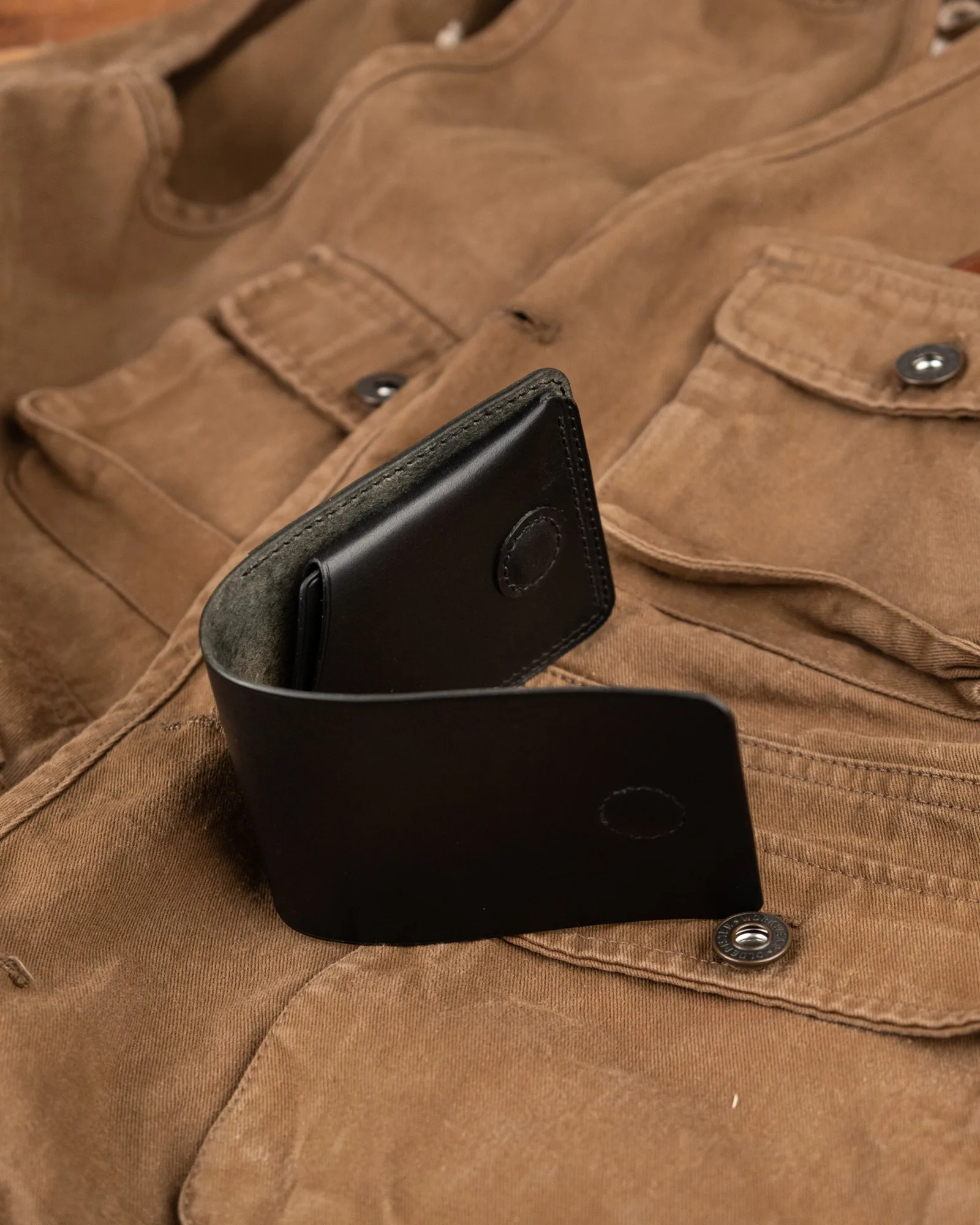 Ảnh Lifestyle Ví đứng mini da bò thảo mộc màu đen nút bấm bọc da - Koi Leather