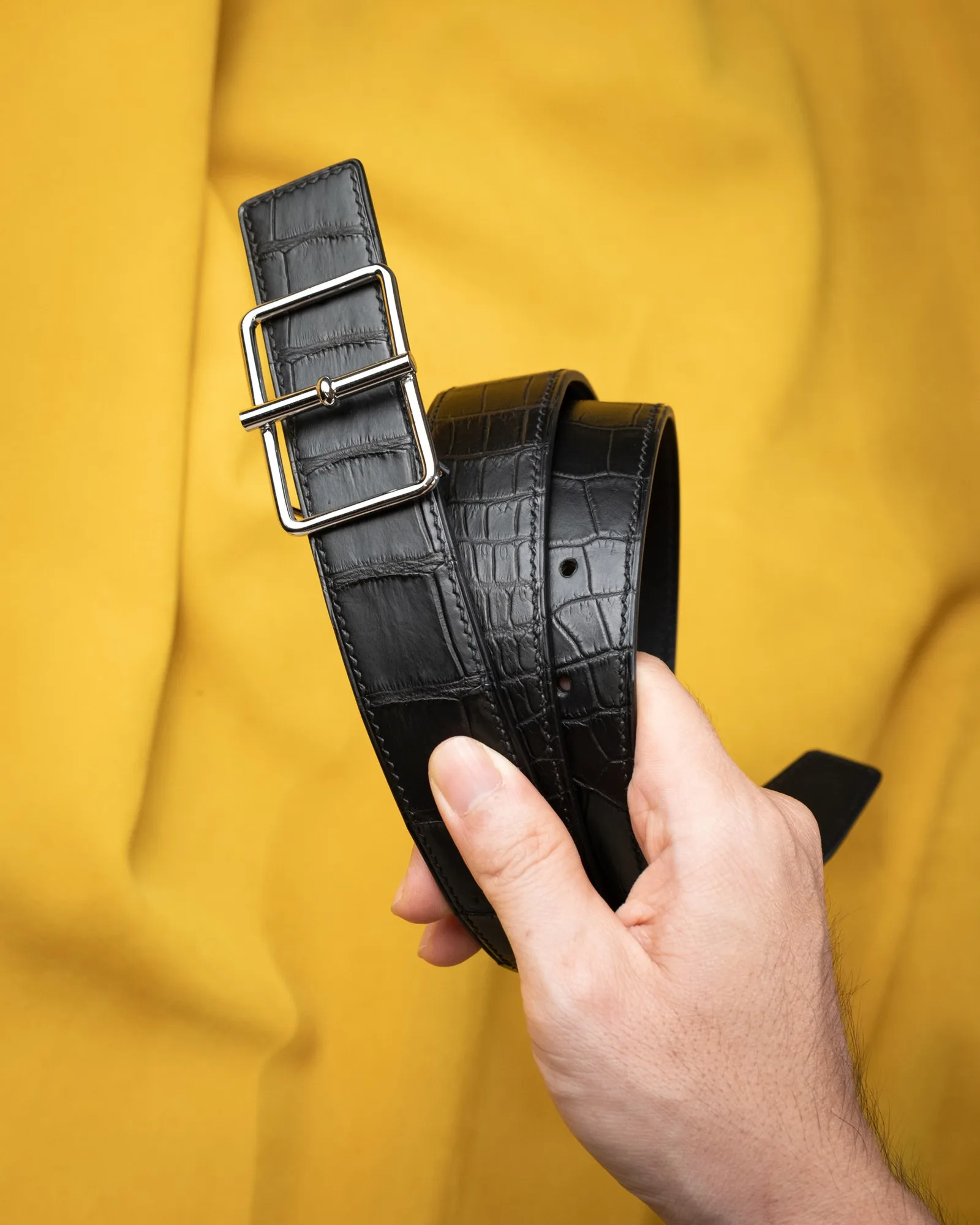 Ảnh Lifestyle Dây lưng da cá sấu màu đen khóa kim vuông - Koi Leather