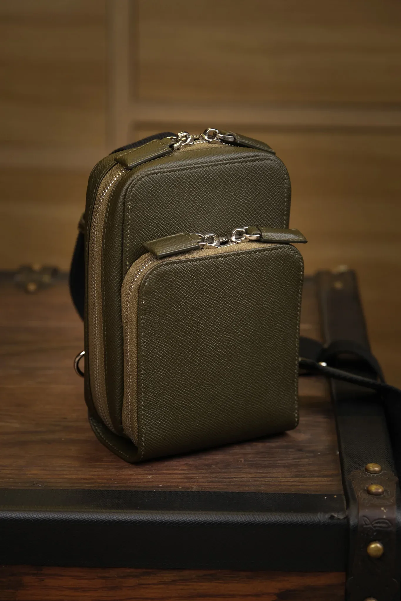 Ảnh Studio Túi đeo chéo xanh rêu - KOI Leather
