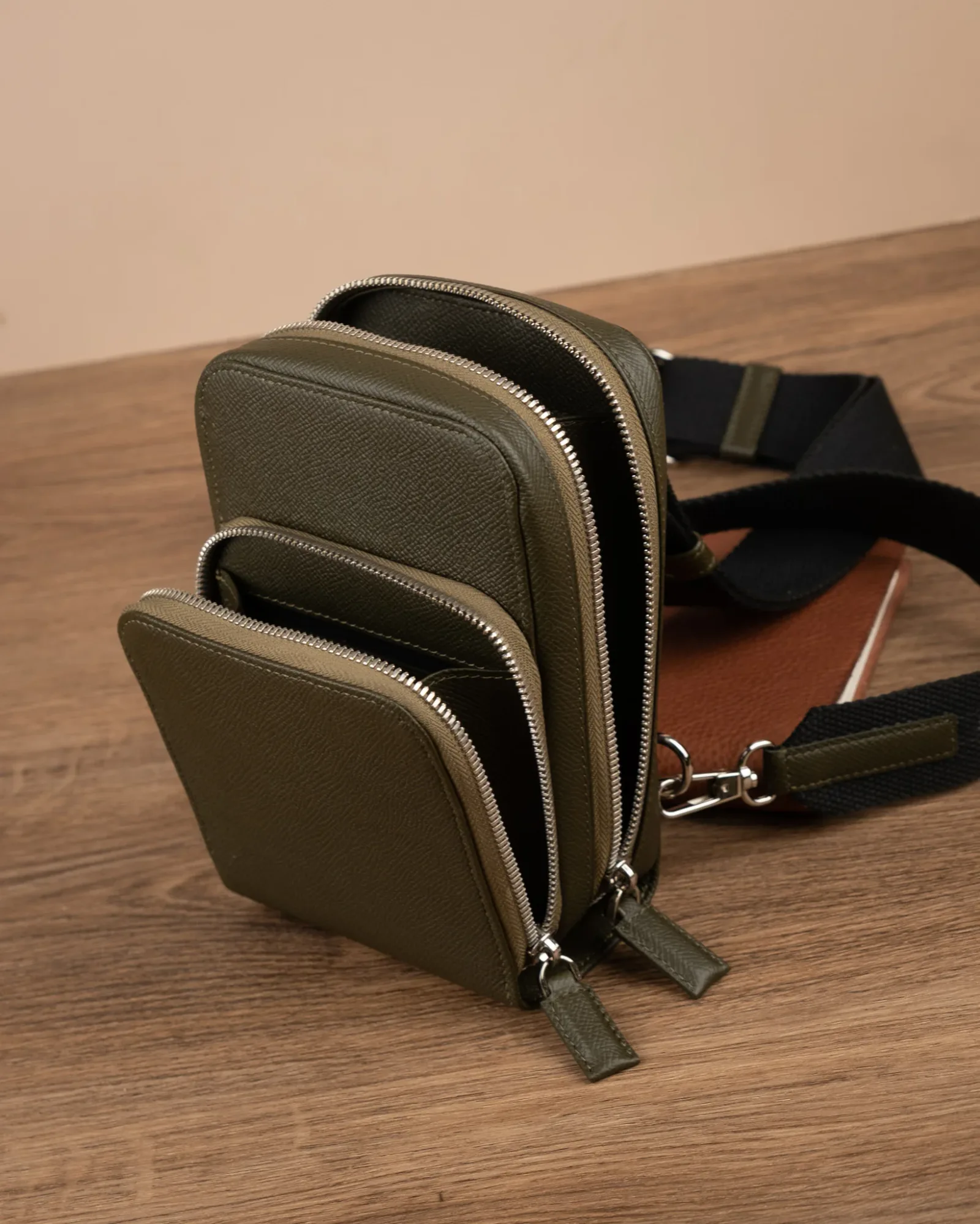 Ảnh Studio Túi đeo chéo xanh rêu - KOI Leather